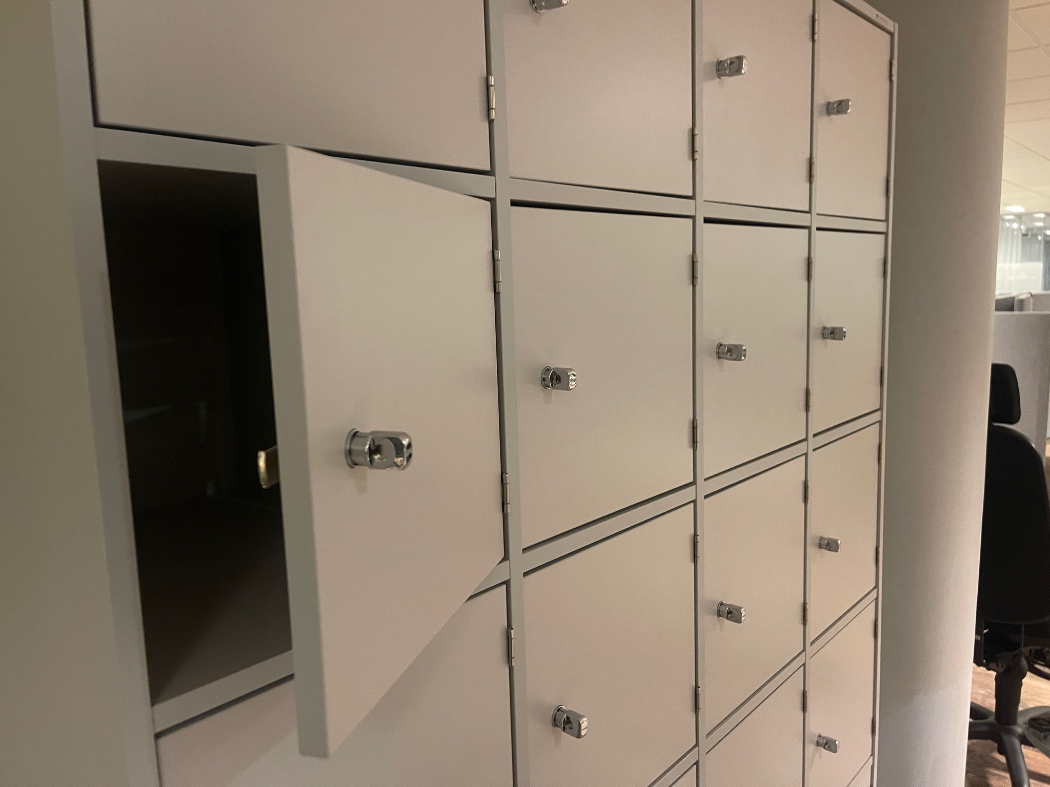 SELT / SOLD Hólfaskápur starfsmannaskápur - frá Á. Guðmundsson, 20 hólf 2