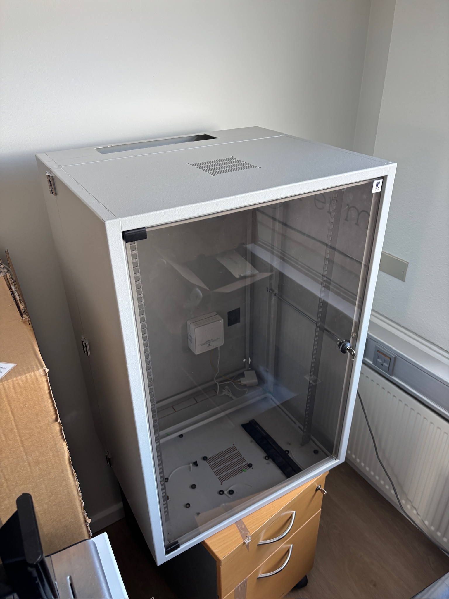 SELT / SOLD Tölvuskápur / serverskápur með lykli, H87xB60xD50sm. 2