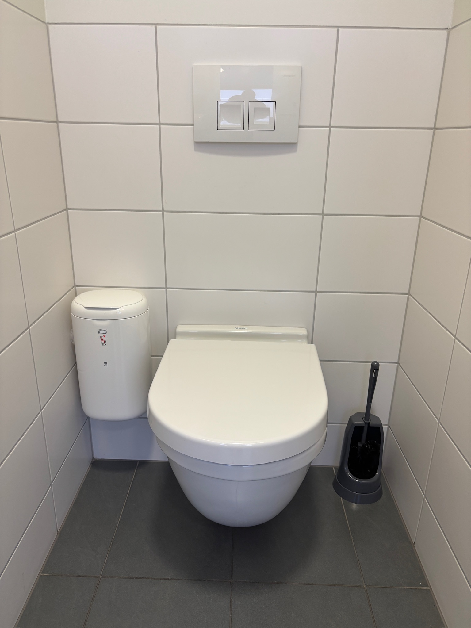 SELT / SOLD vegghengt salerni / WC / klósett með hæglokandisetu (3 stk.)