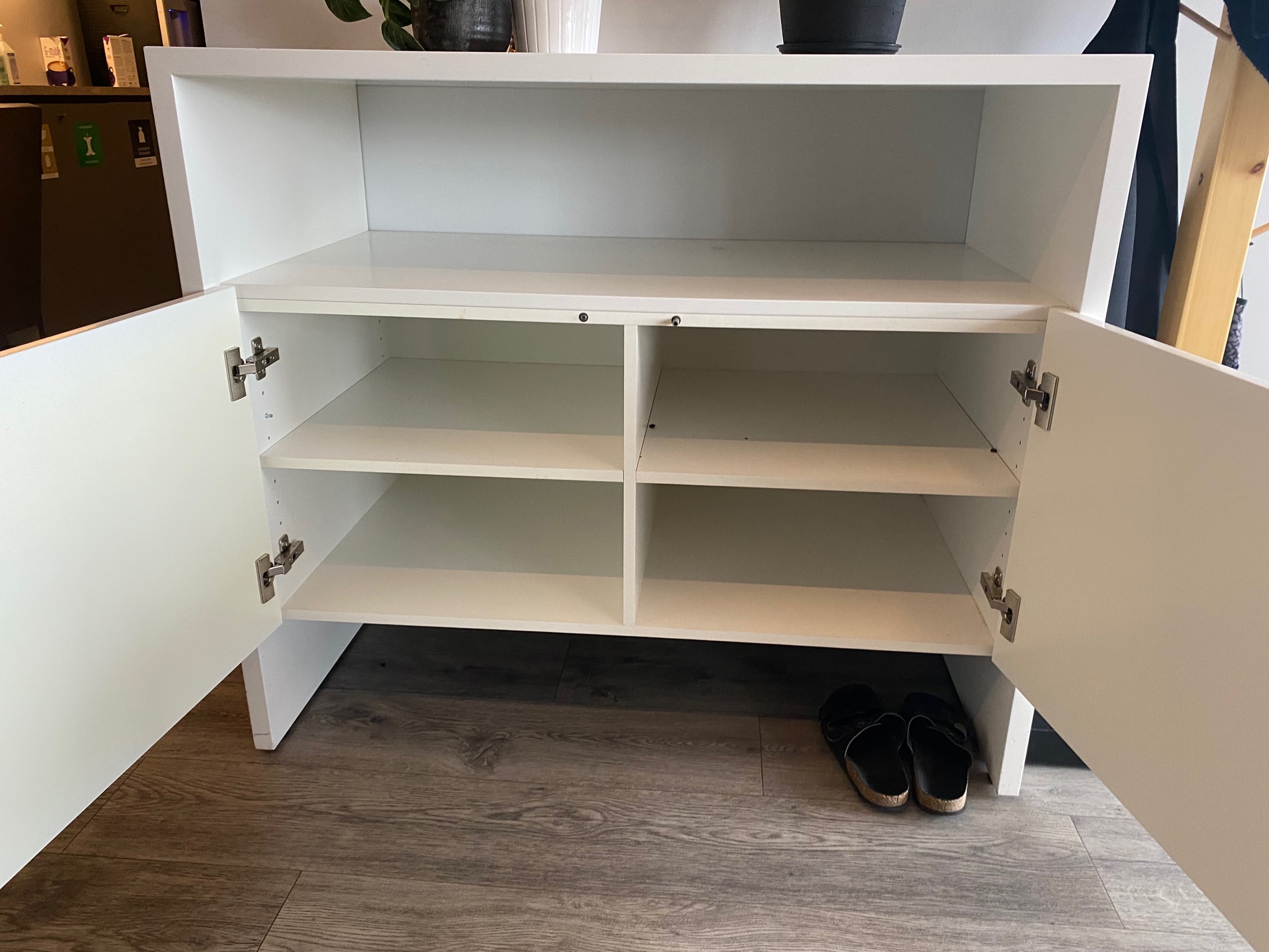 SELT / SOLD Hvítur skenkur frá ÁG B110 x D58 x D96 sm. 2