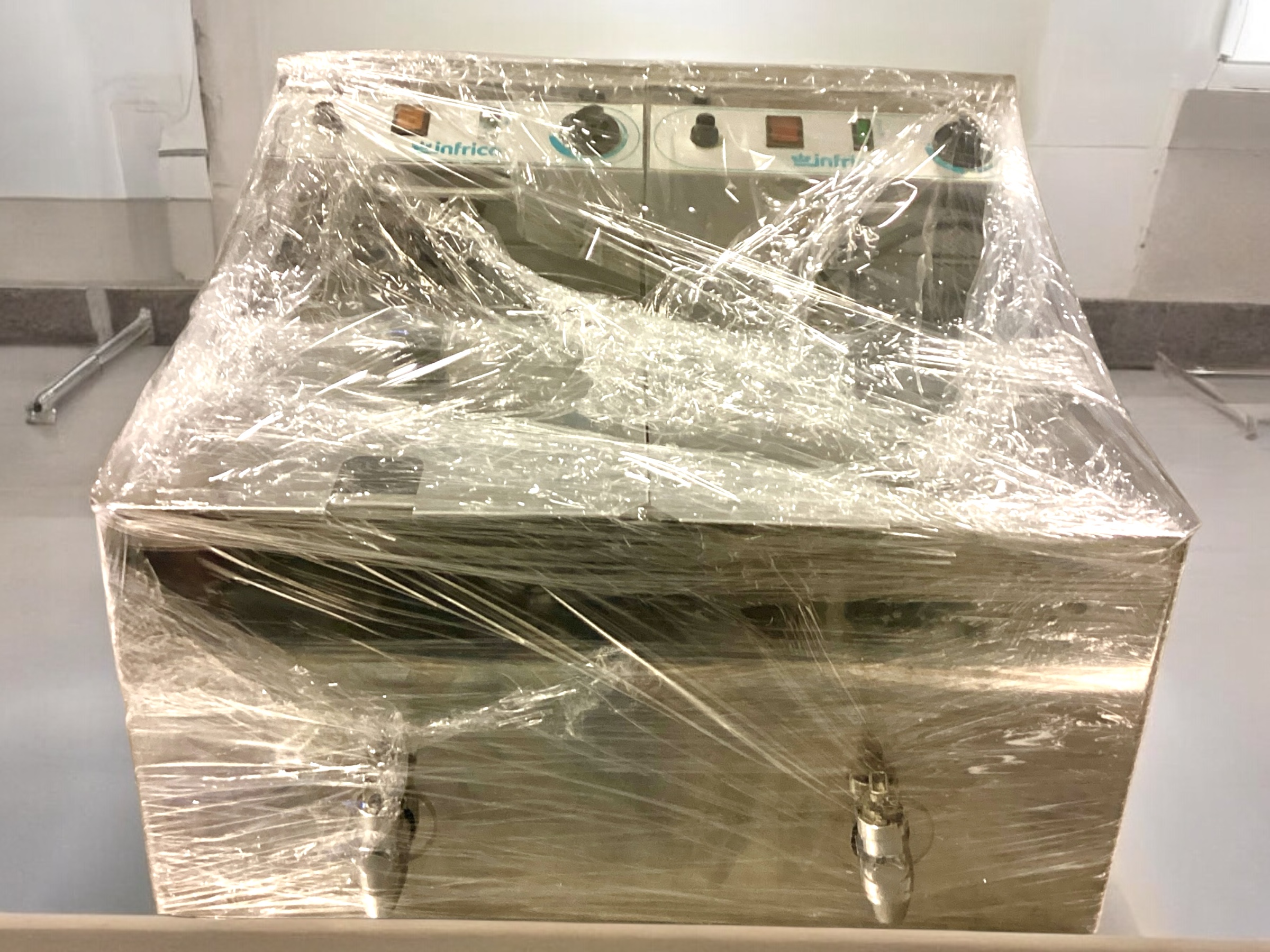 SELT / SOLD Tvöfaldur djúpsteikingarpottur Infrico 2 x 10L 2