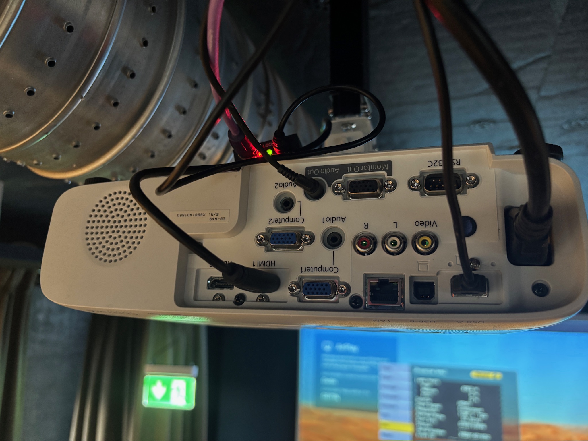 SELT / SOLD Epson skjávarpi með loftfestingu frá Tölvulistanum 4