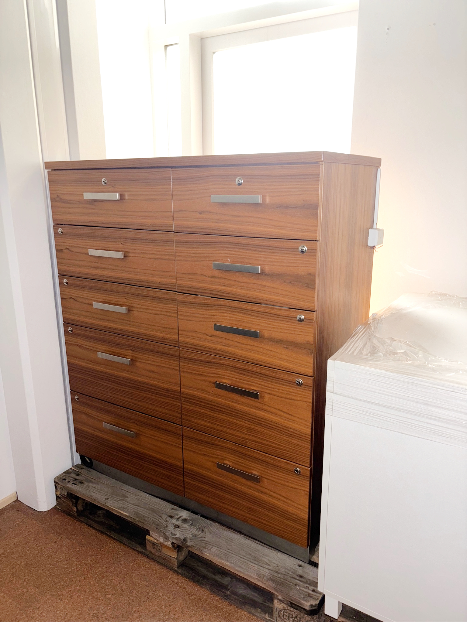 SELT / SOLD Skrifstofuskápur, H130xB110xD55sm.