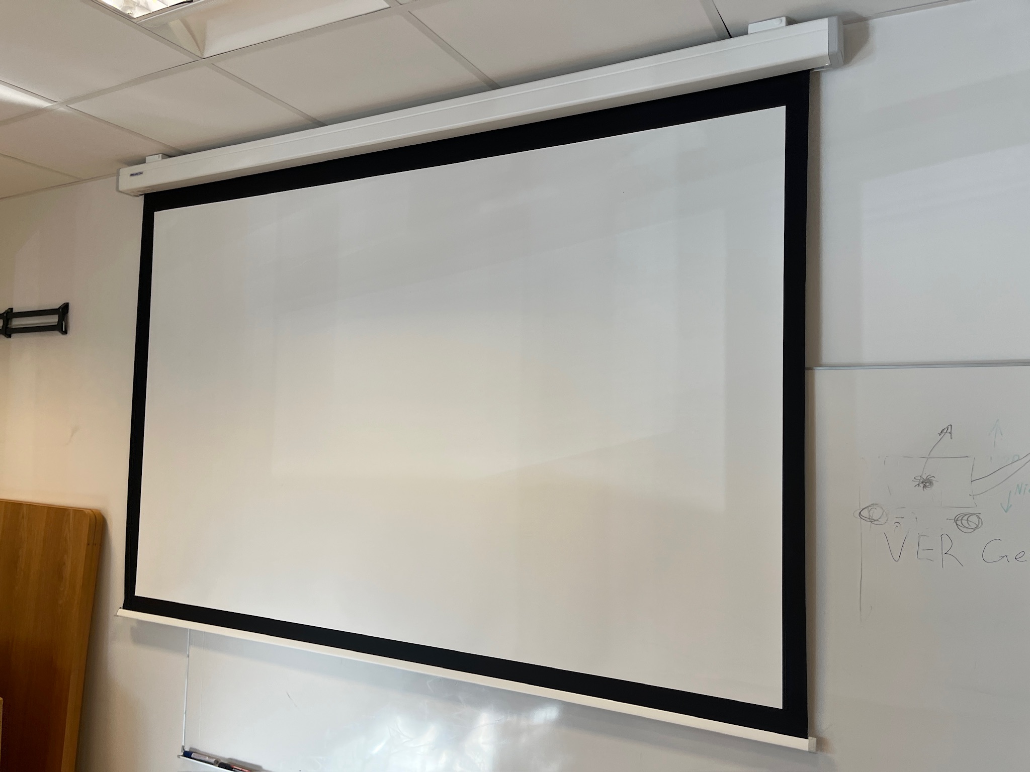 SELT / SOLD - Projecta rafdrifið sýningartjald, B220sm.
