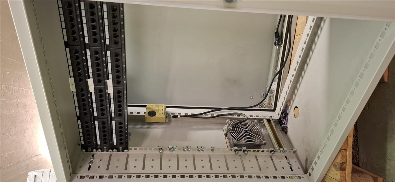 Tvöfaldur tölvuskápur / serverskápur með hitastýrðri kæliviftu, H75xB60x 3