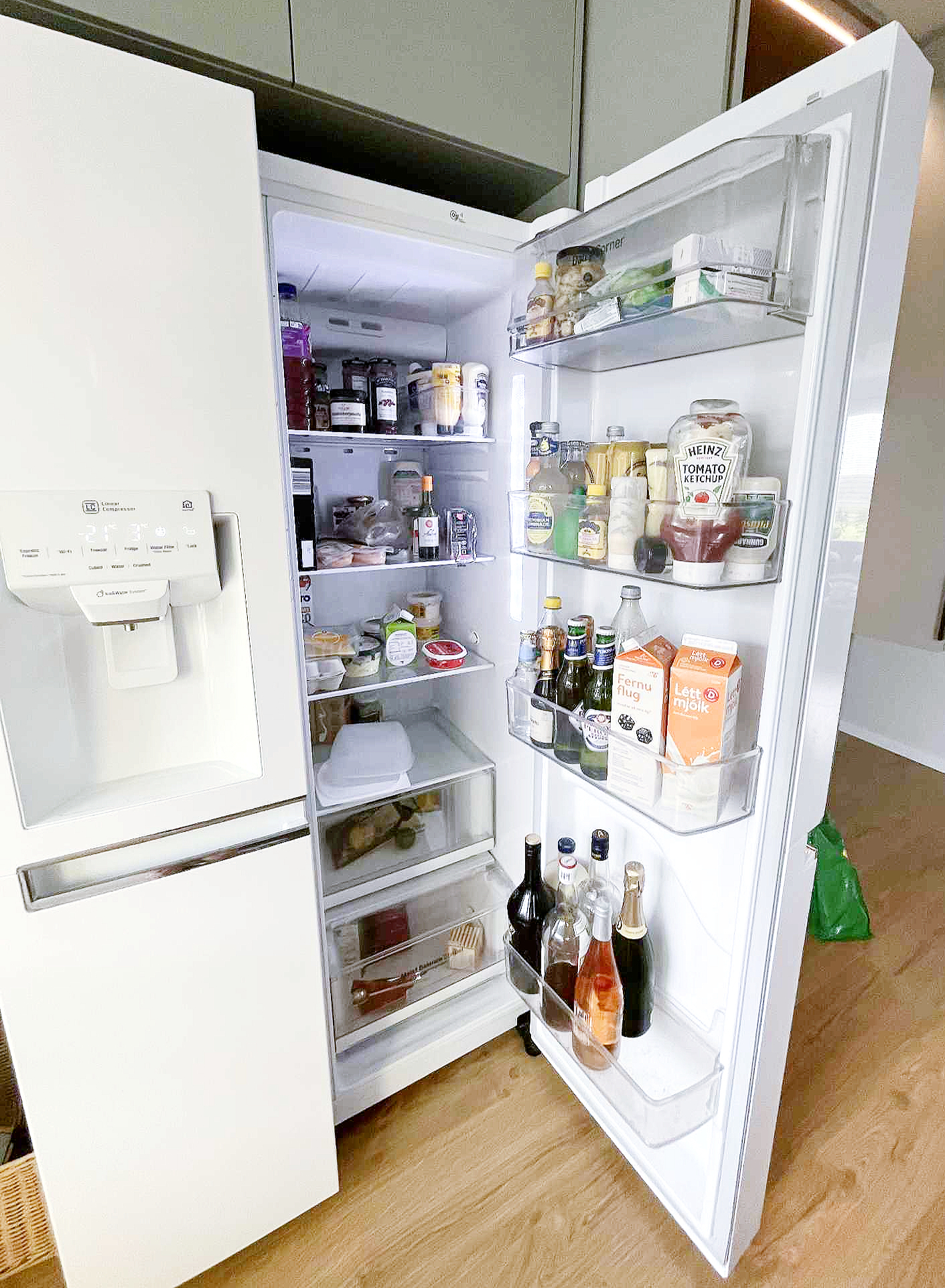SELT / SOLD LG Tvöfaldur kæliskápur með köldu vatni og klakavél Hvítur (2022) 4