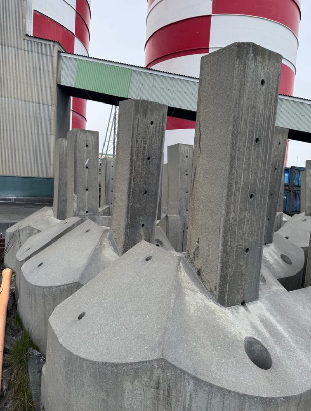 SELT / SOLD - Forsteyptir sökklar/veggir - stoðveggir - útveggir. Alls 42 stk. 8