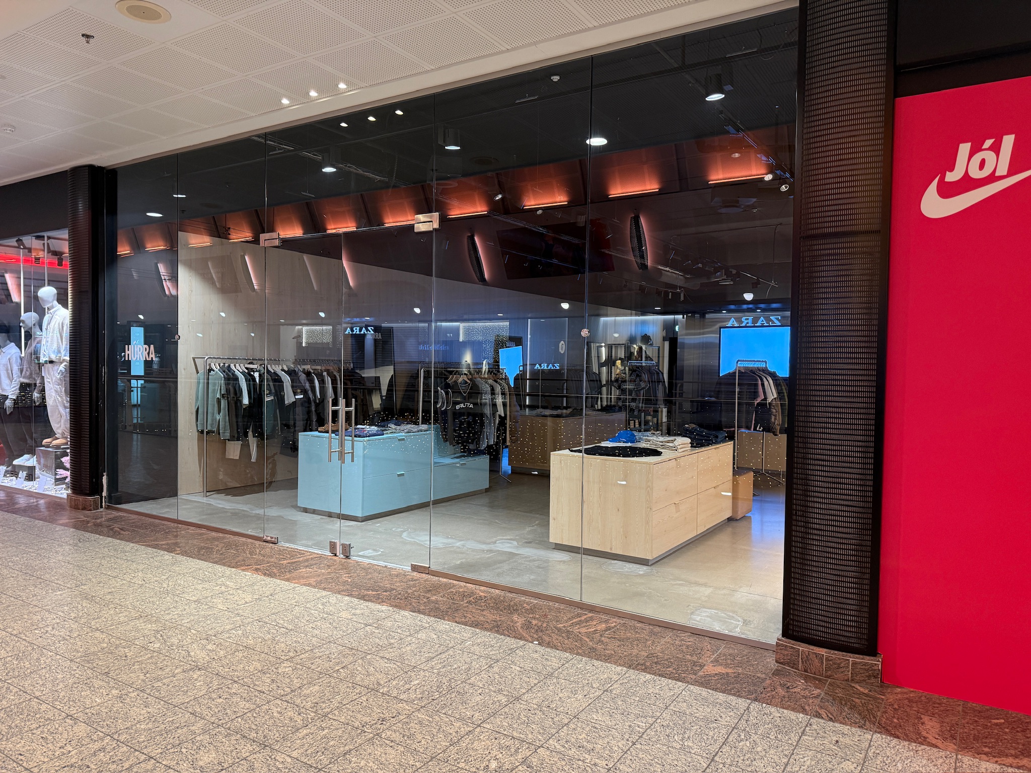 SELT / SOLD Glerframhlið með tvöfaldri hurð 5