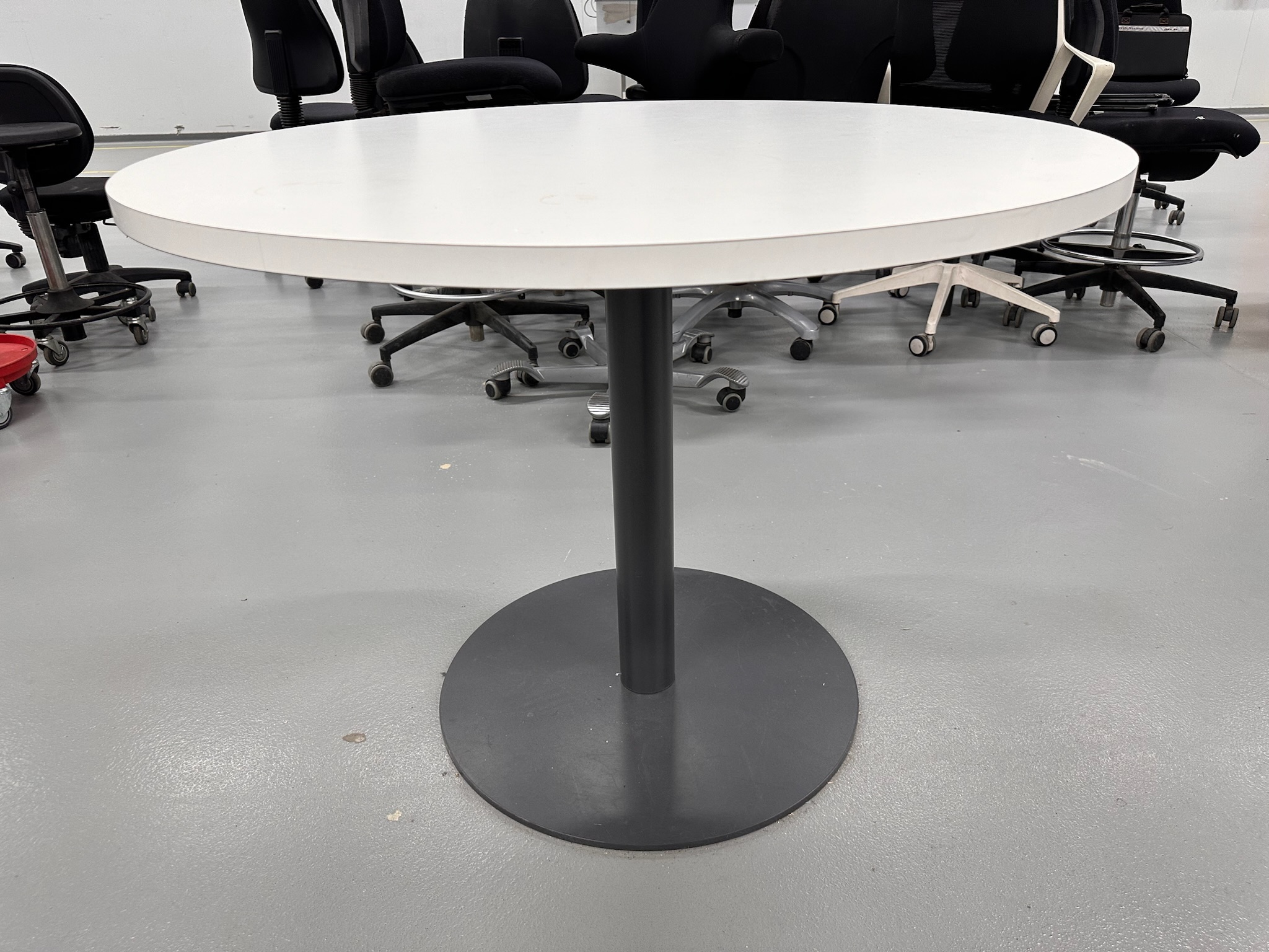 SELT / SOLD - Hringborð hvítt 100 sm. á traustum fæti 2