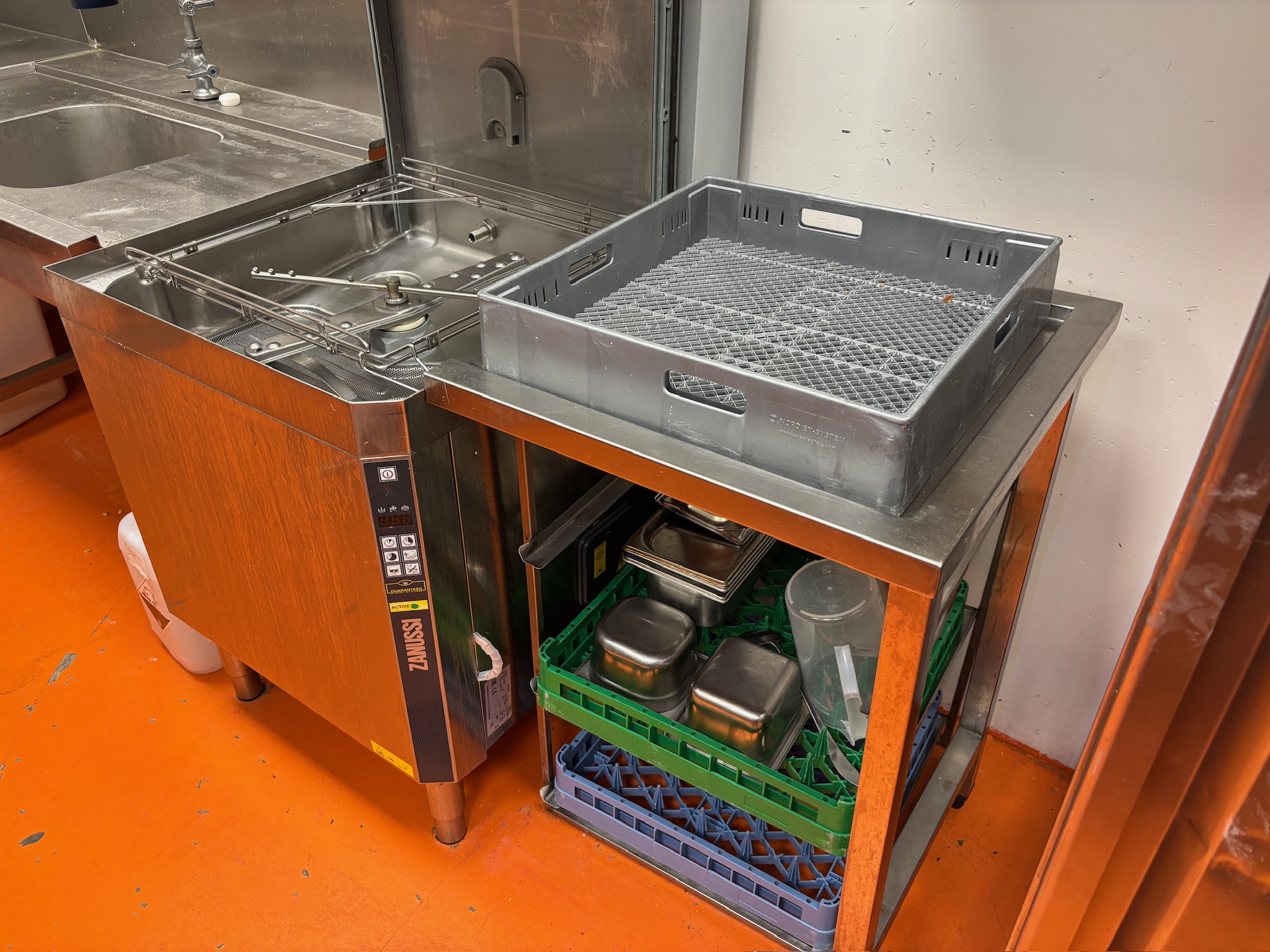 SELT / SOLD Zanussi uppþvottavél húddvél 9