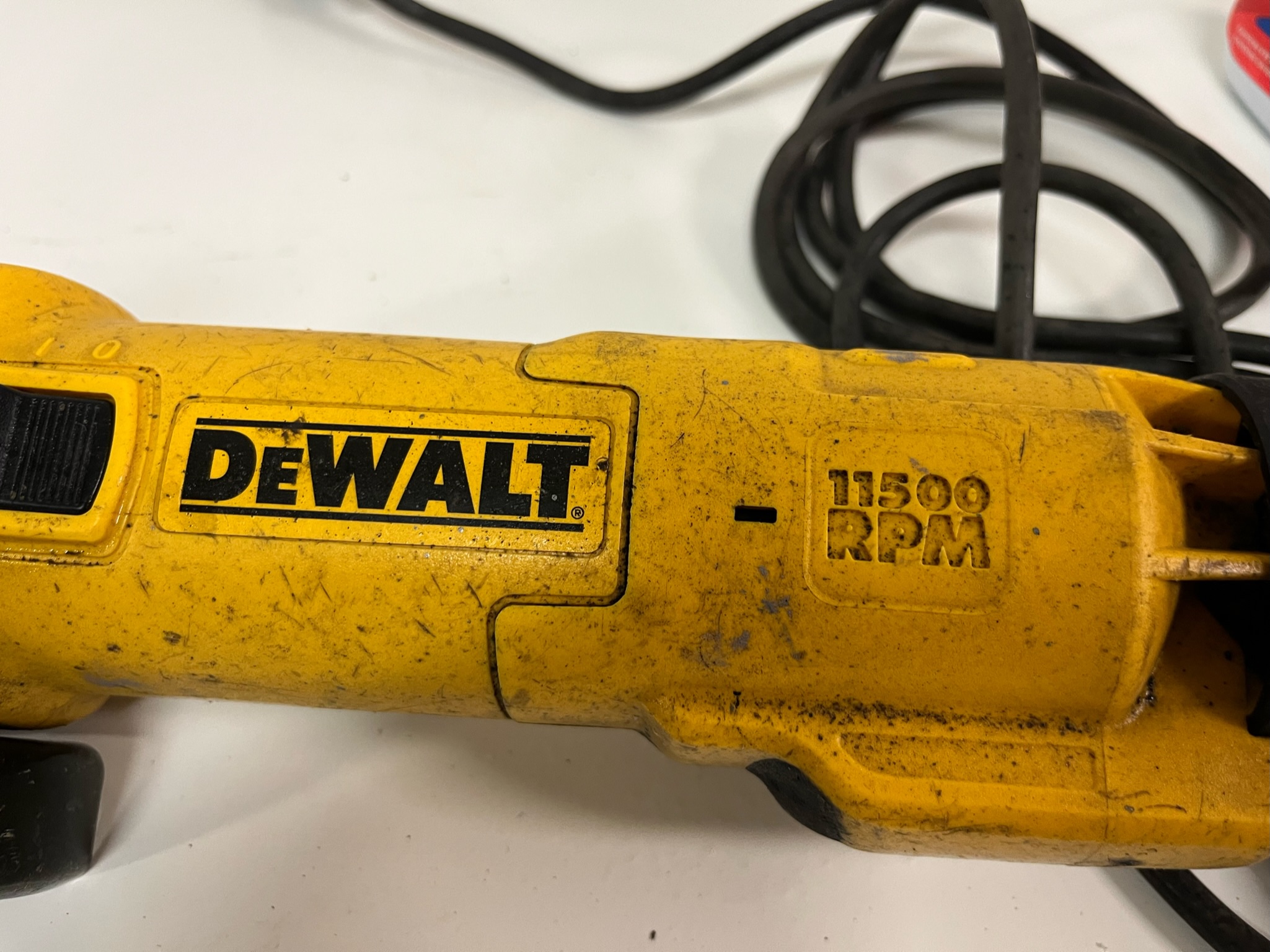 SELT / SOLD Slípirokkur DeWalt DWE4237 3