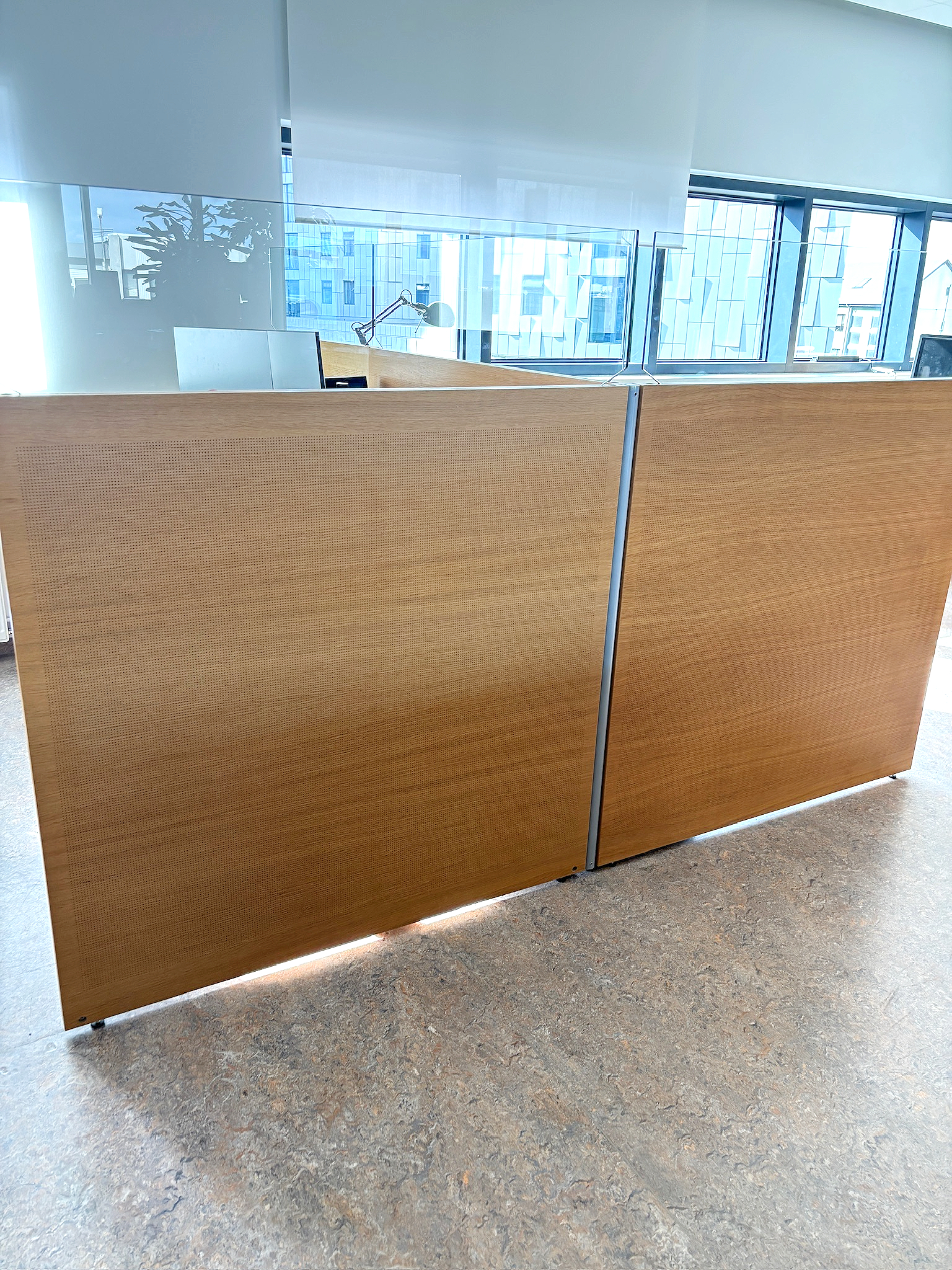 SELT / SOLD Hljóðvistarskilrúm m. gleri frá Á. Guðmundsson, H121xB123sm. 2