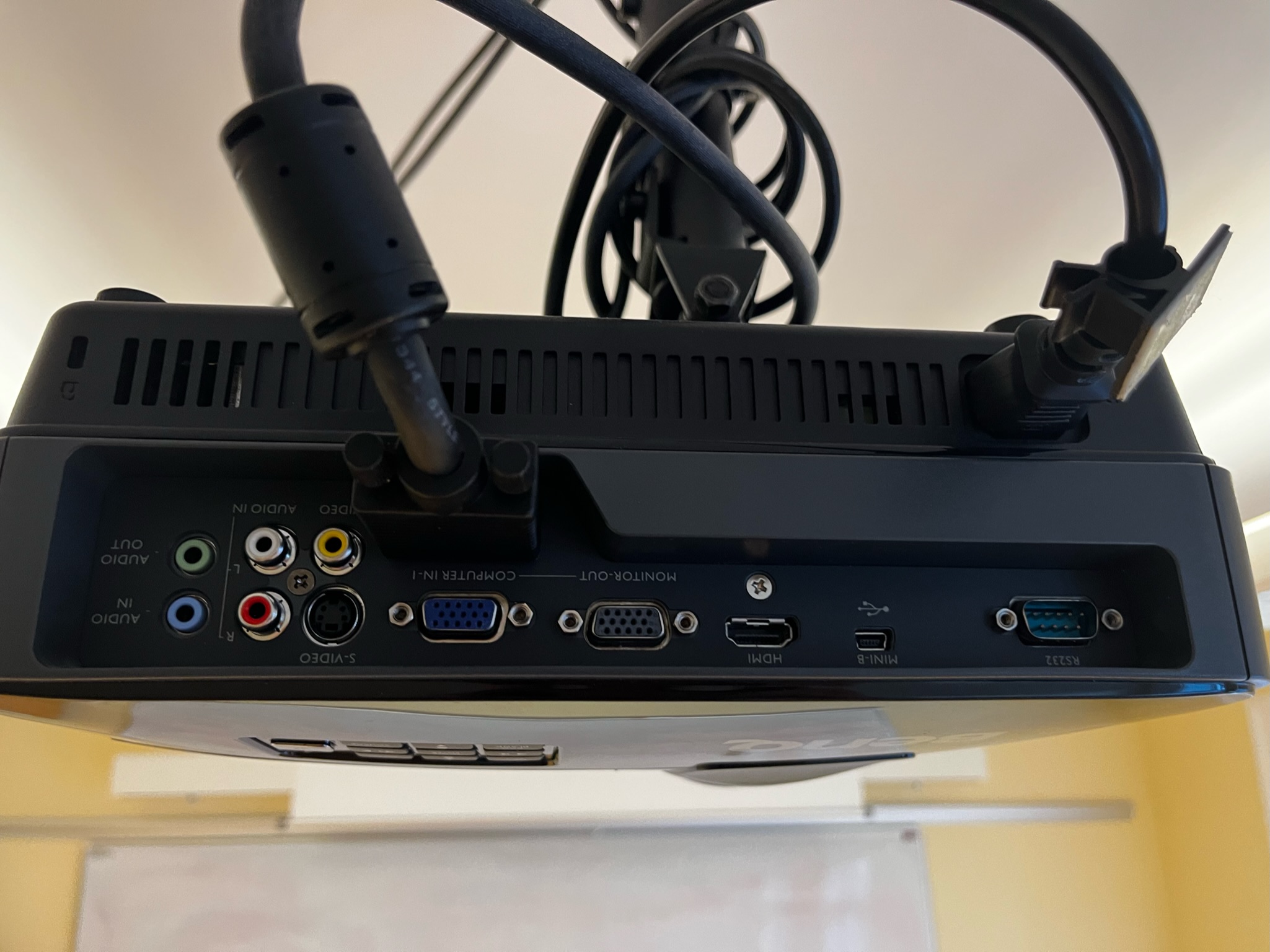 SELT / SOLD BENQ myndvarpi HDMI m.loftafestingu 4