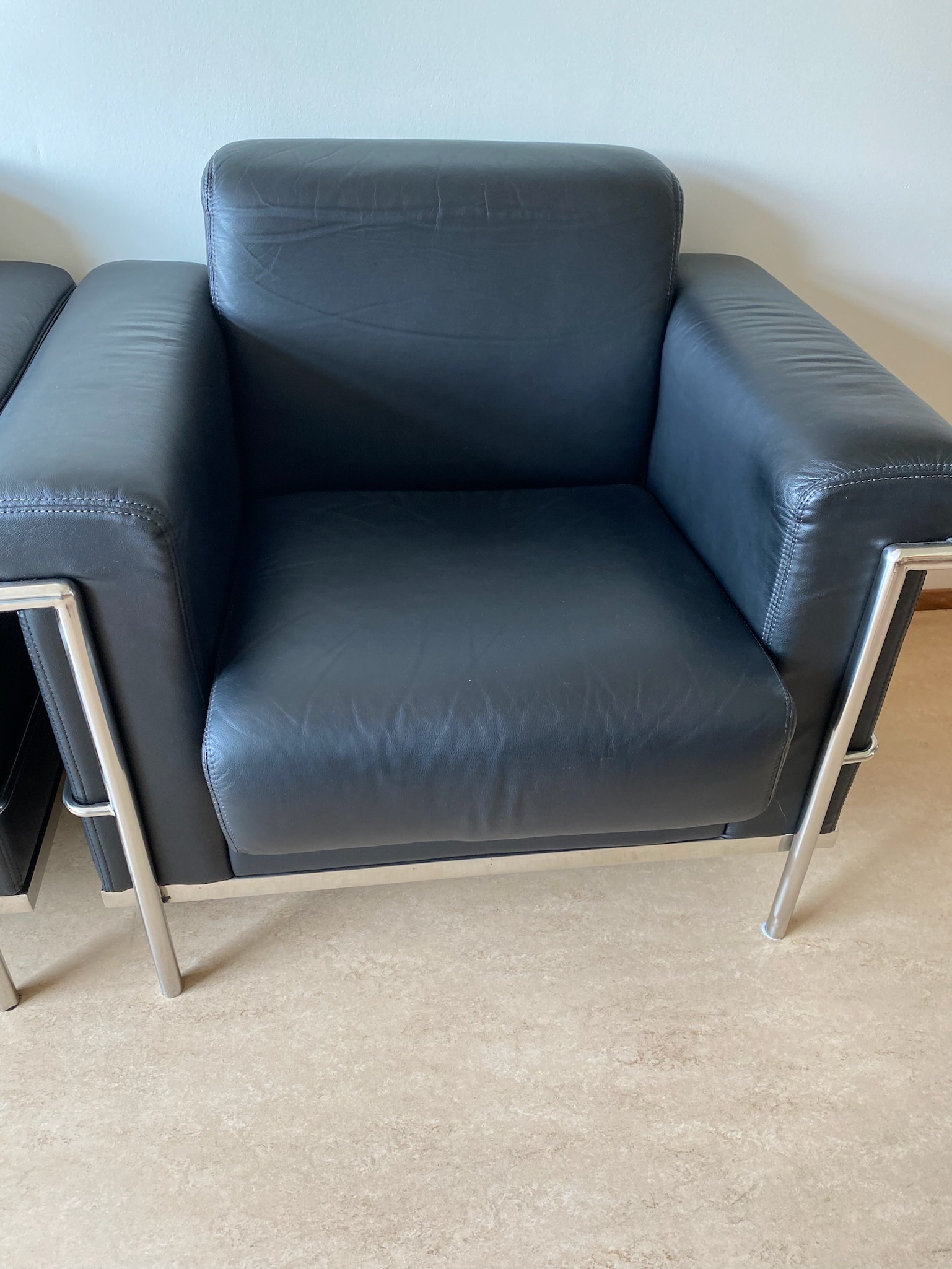 SELT / SOLD Leðurstólar - B90 x D65 sm. - Alþingi