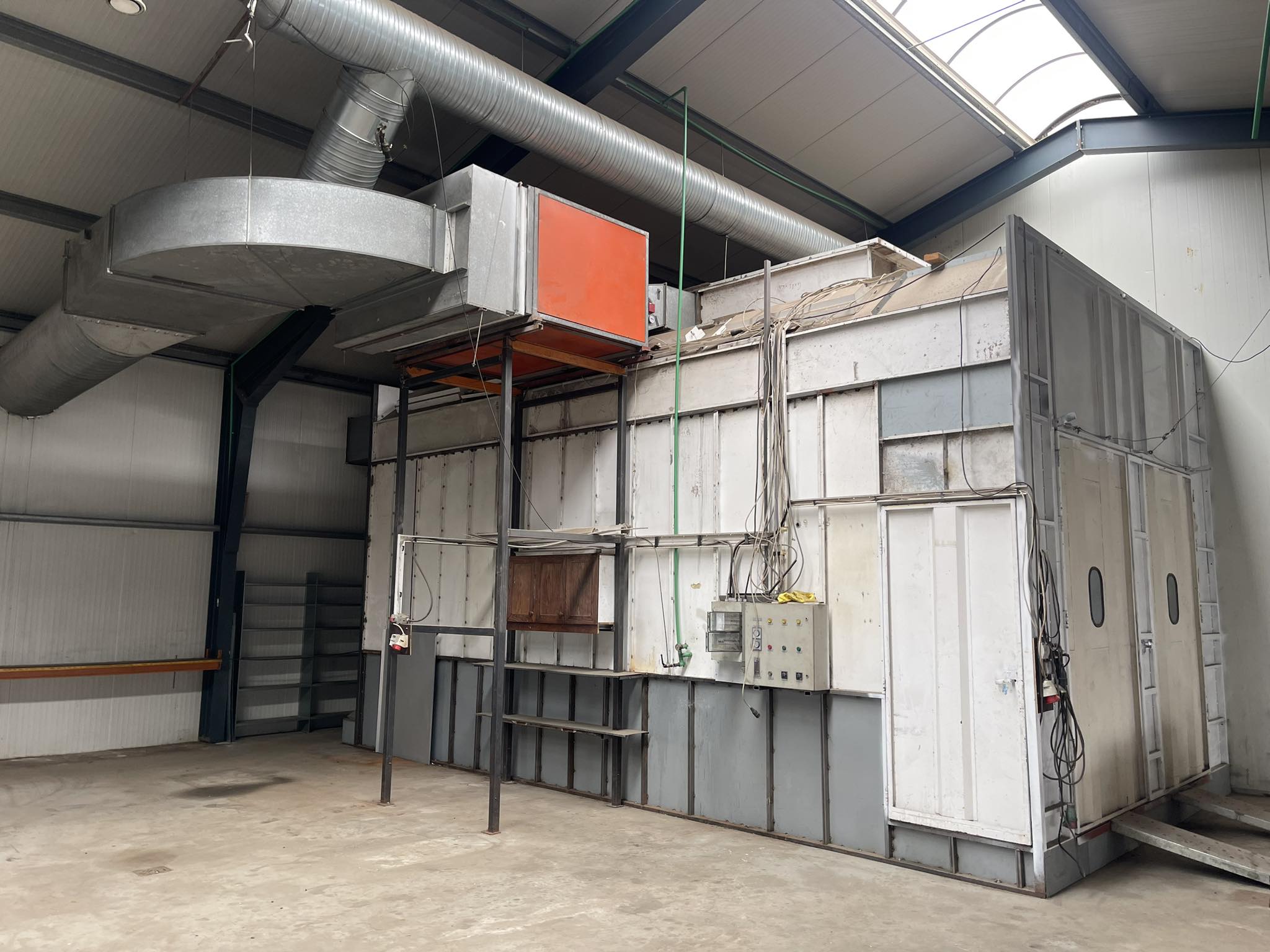 SELT / SOLD - Sprautuklefi - 9 x 6 metrar - gefins