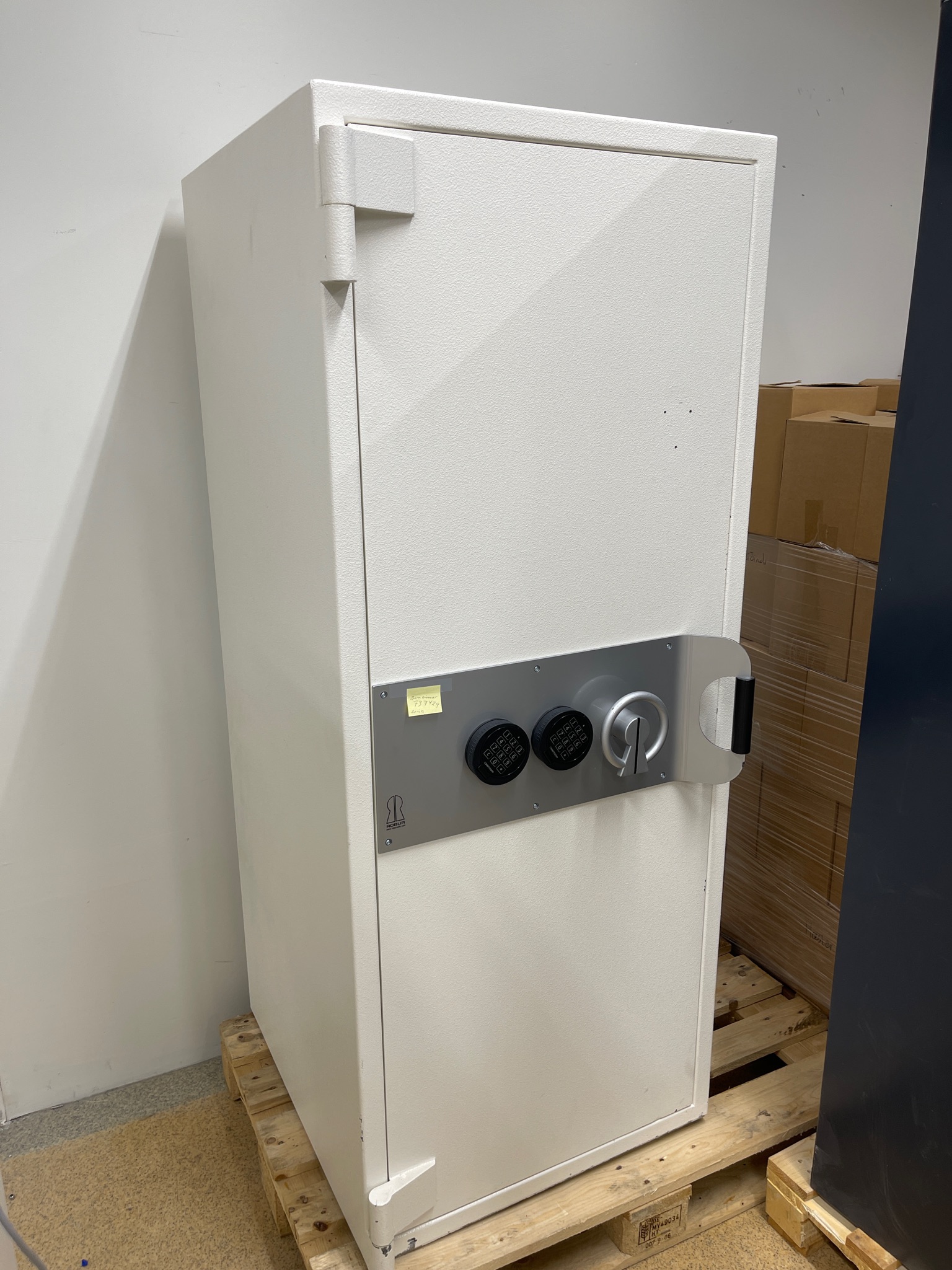 SELT / SOLD - Robur verðmætaskápur (2016) - H170sm.