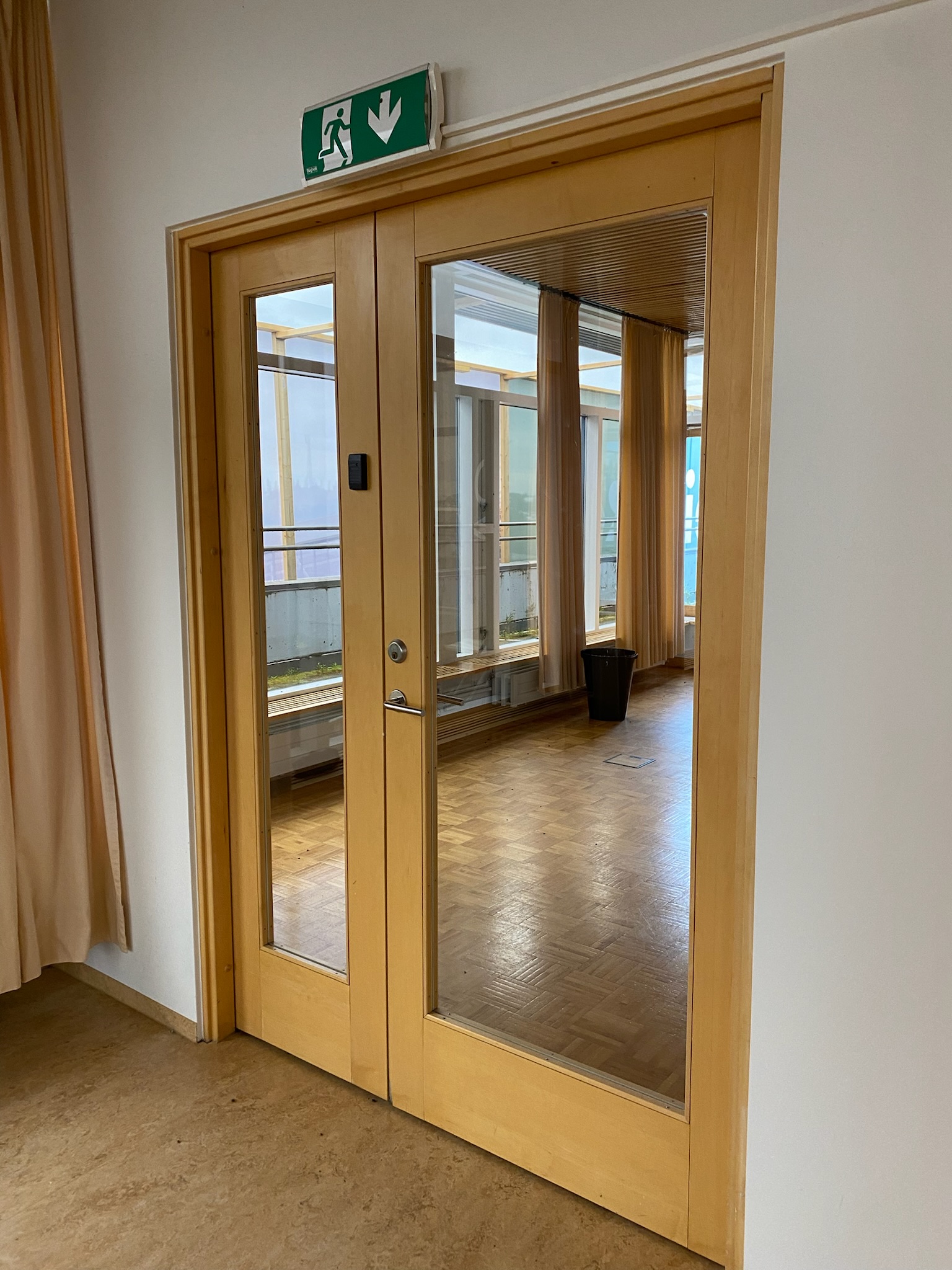 SELT / SOLD Tvöföld viðarhurð með gleri og læsingu og pumpu, H206 x B150 sm. 3