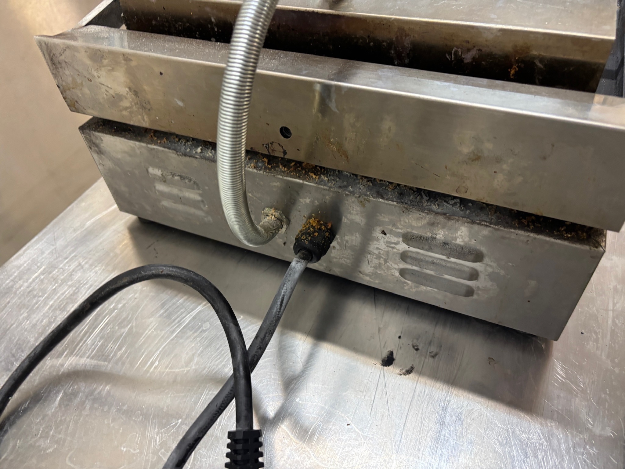 SELT / SOLD SIRMAN samlokugrill, L40 x B32 x H20 sm. 9
