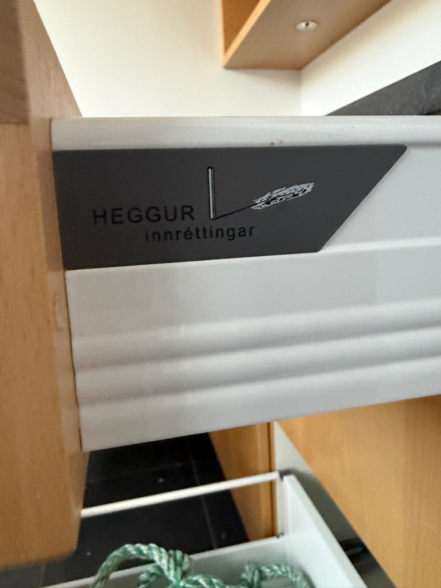 Skápainnrétting með granítplötu frá Heggur Innréttingar, B176sm. 9