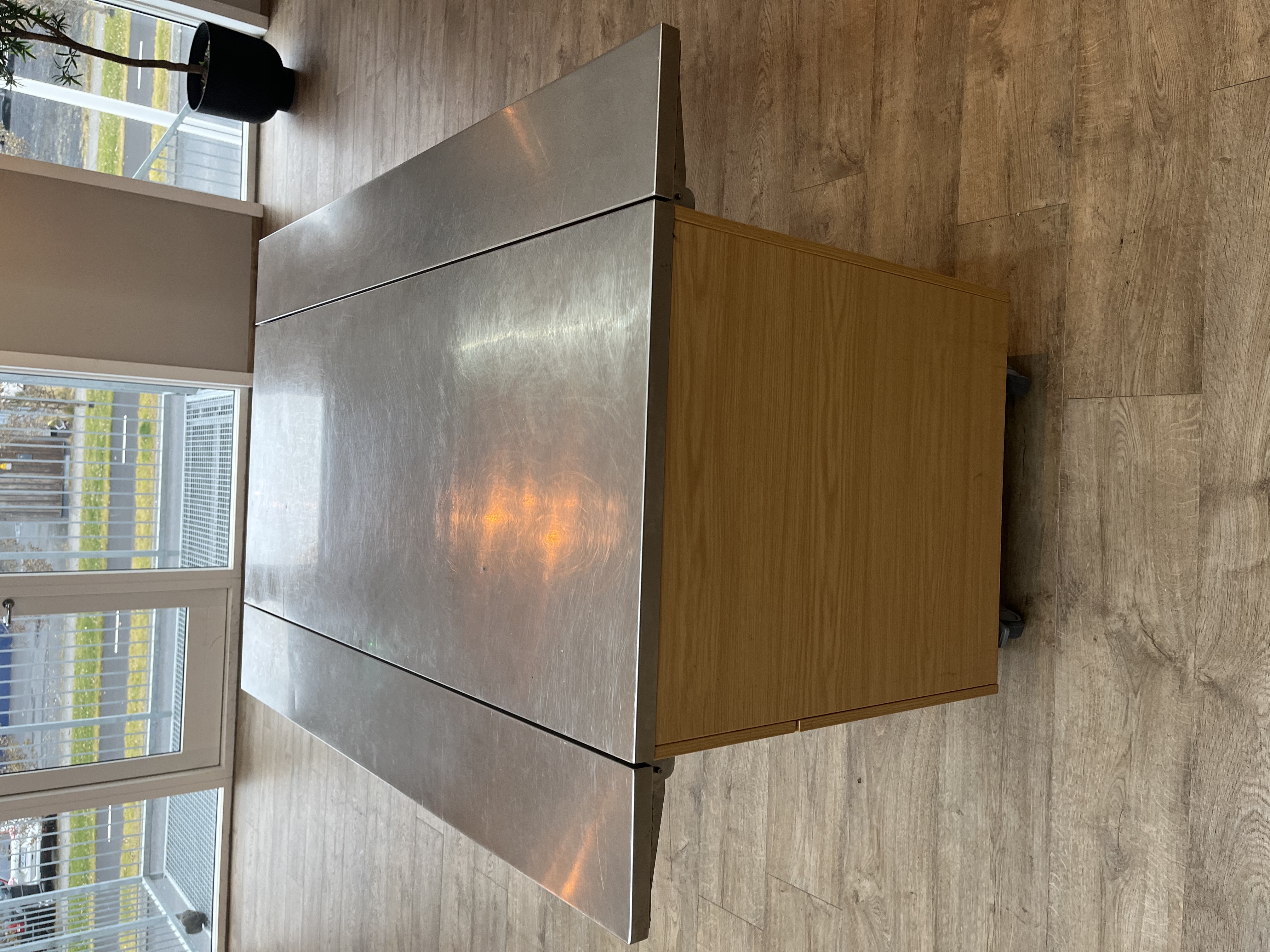 SELT / SOLD - Mötuneytisborð