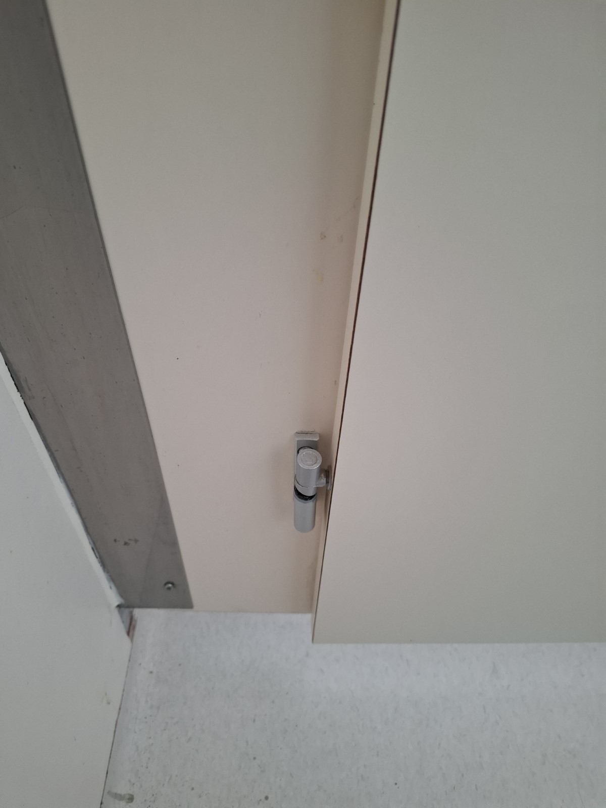SELT / SOLD Nýleg WC skilrúm fyrir 2 klósett 12