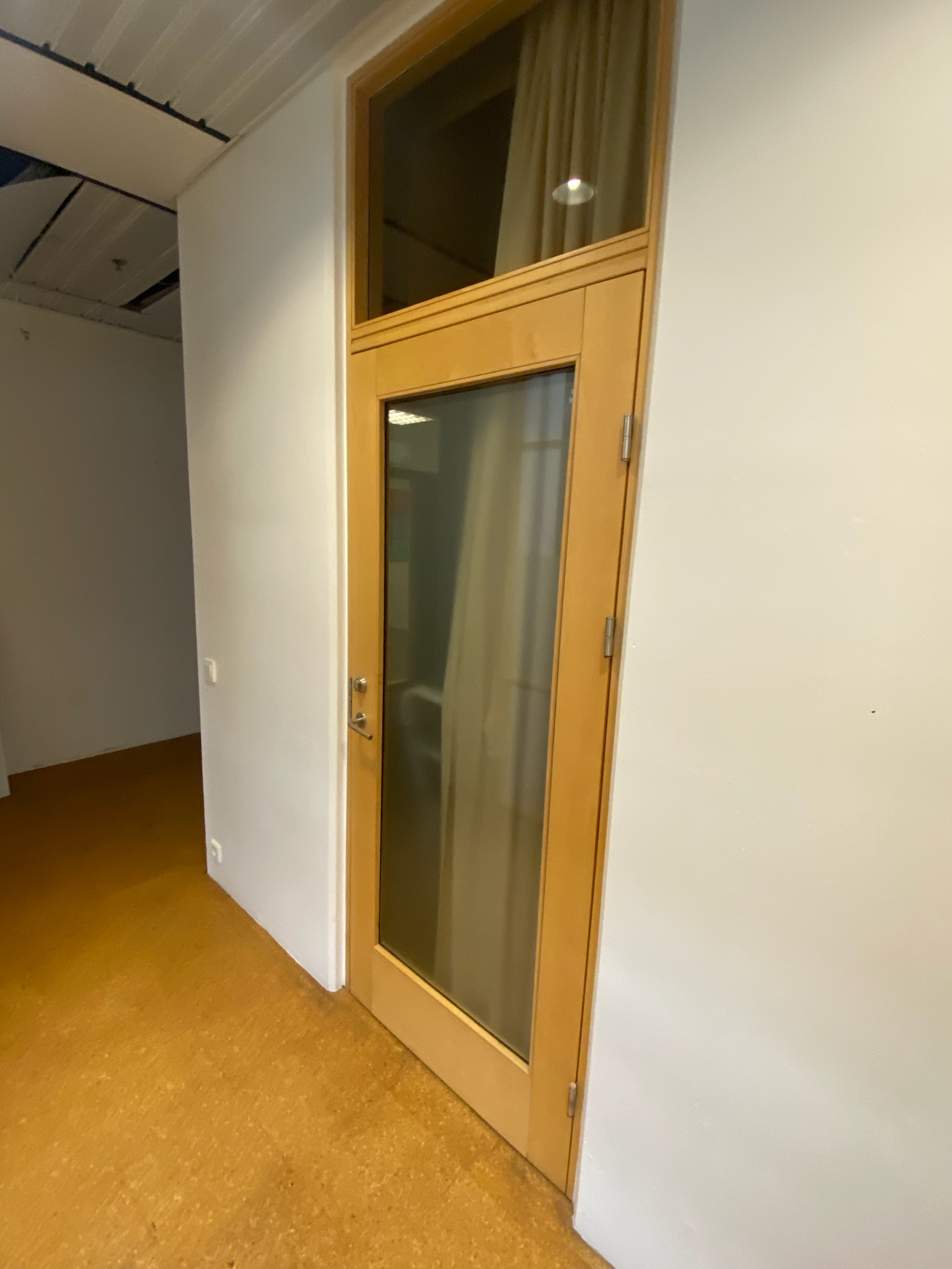 SELT / SOLD Viðarhurðir með pumpu og læsingu (2 stk.) 3