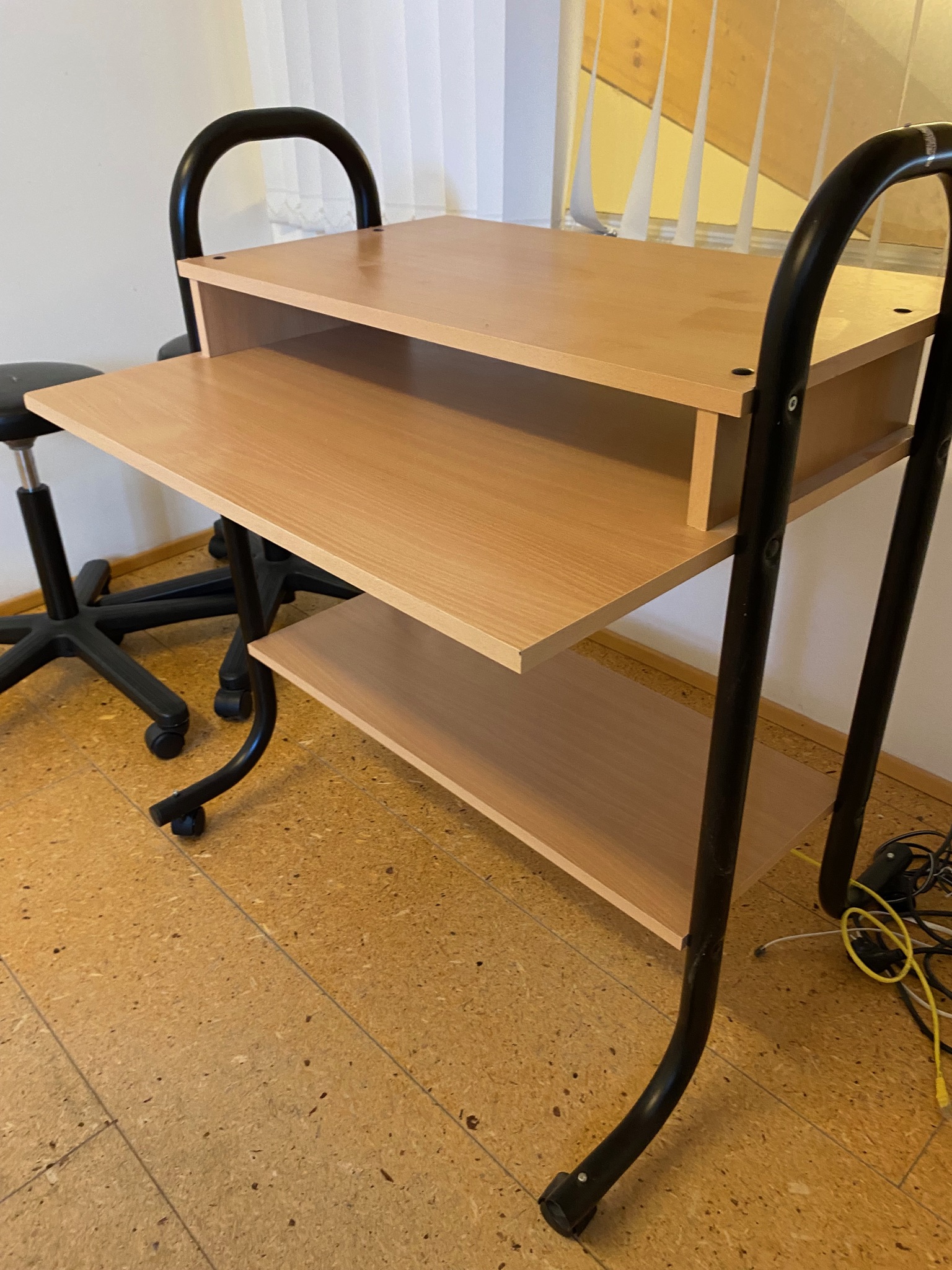 SELT / SOLD Tölvuborð á hjólum, B73 x D50 x H78 sm. 3