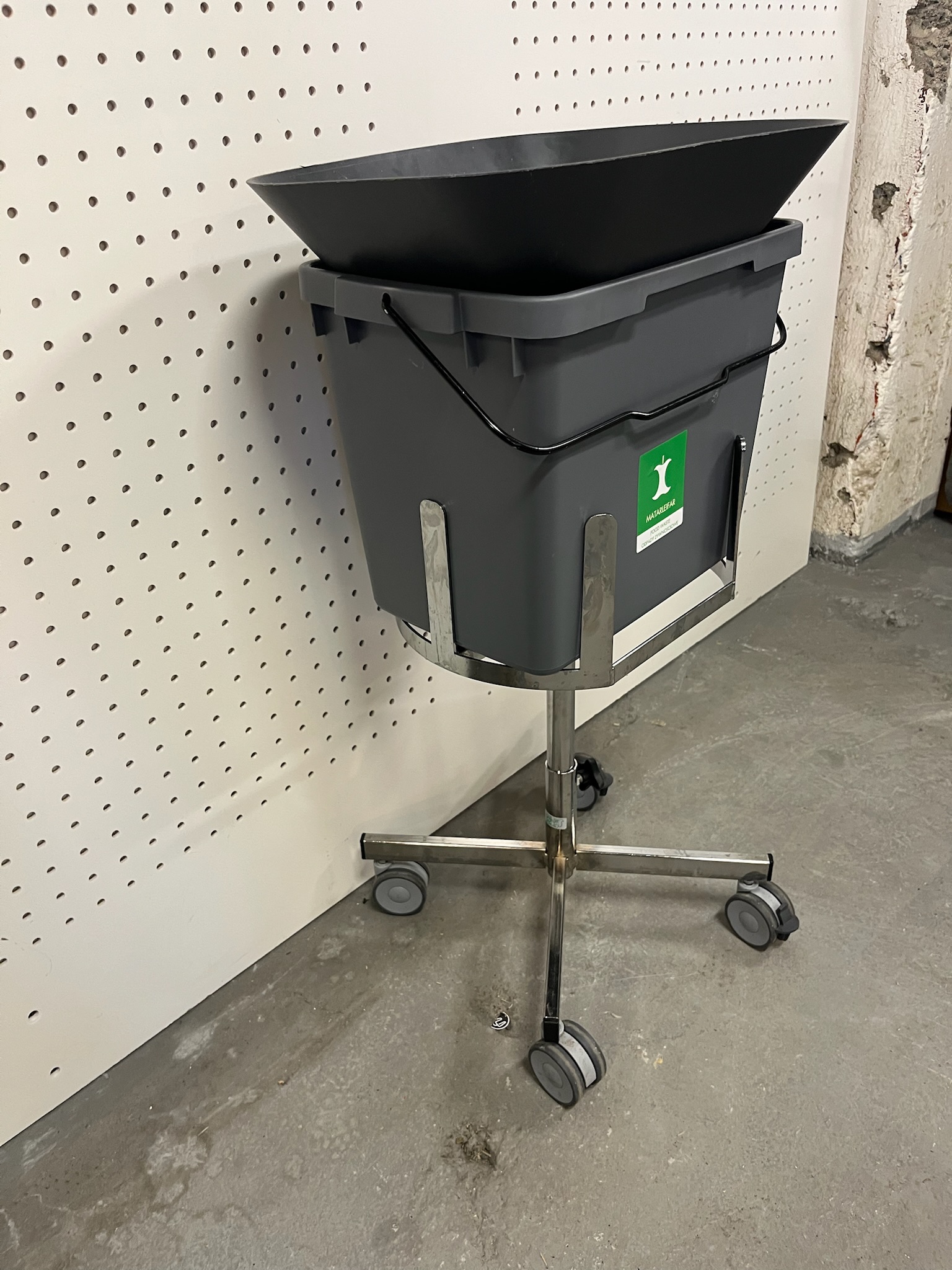 SELT / SOLD Lífræn tunna á hjólum, H80xB40xD27sm.
