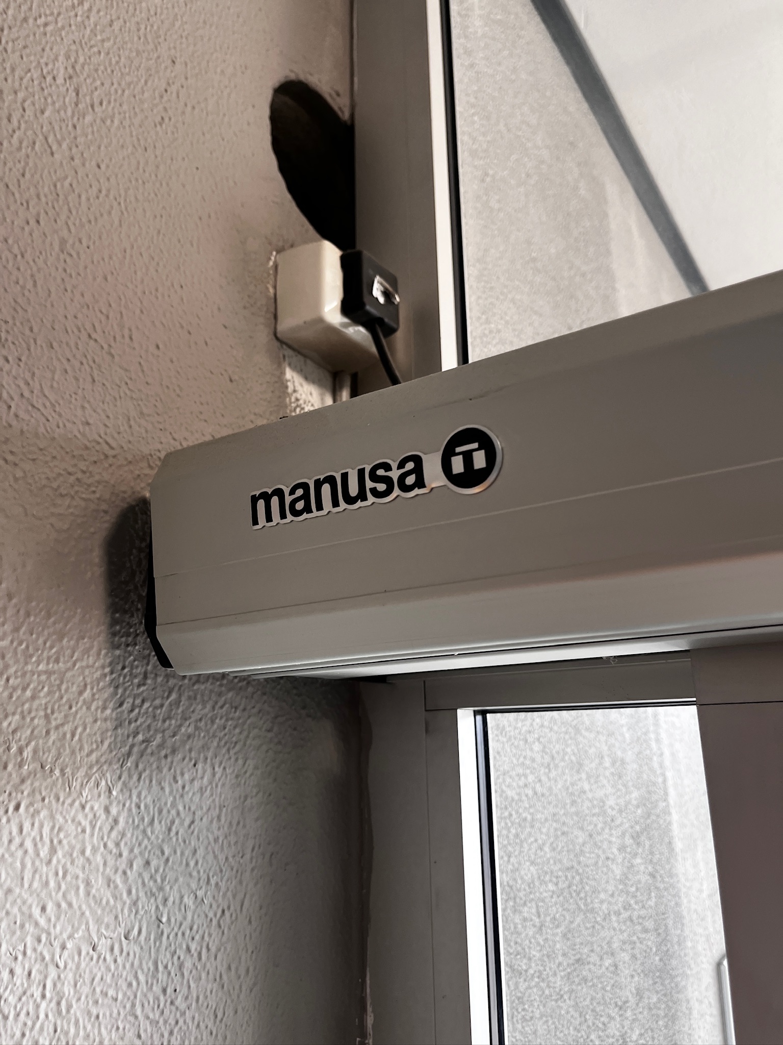 SELT / SOLD - Tvöföld rafmagnsrennihurð - hurð með rafmagnsopnun H262 x B290 6