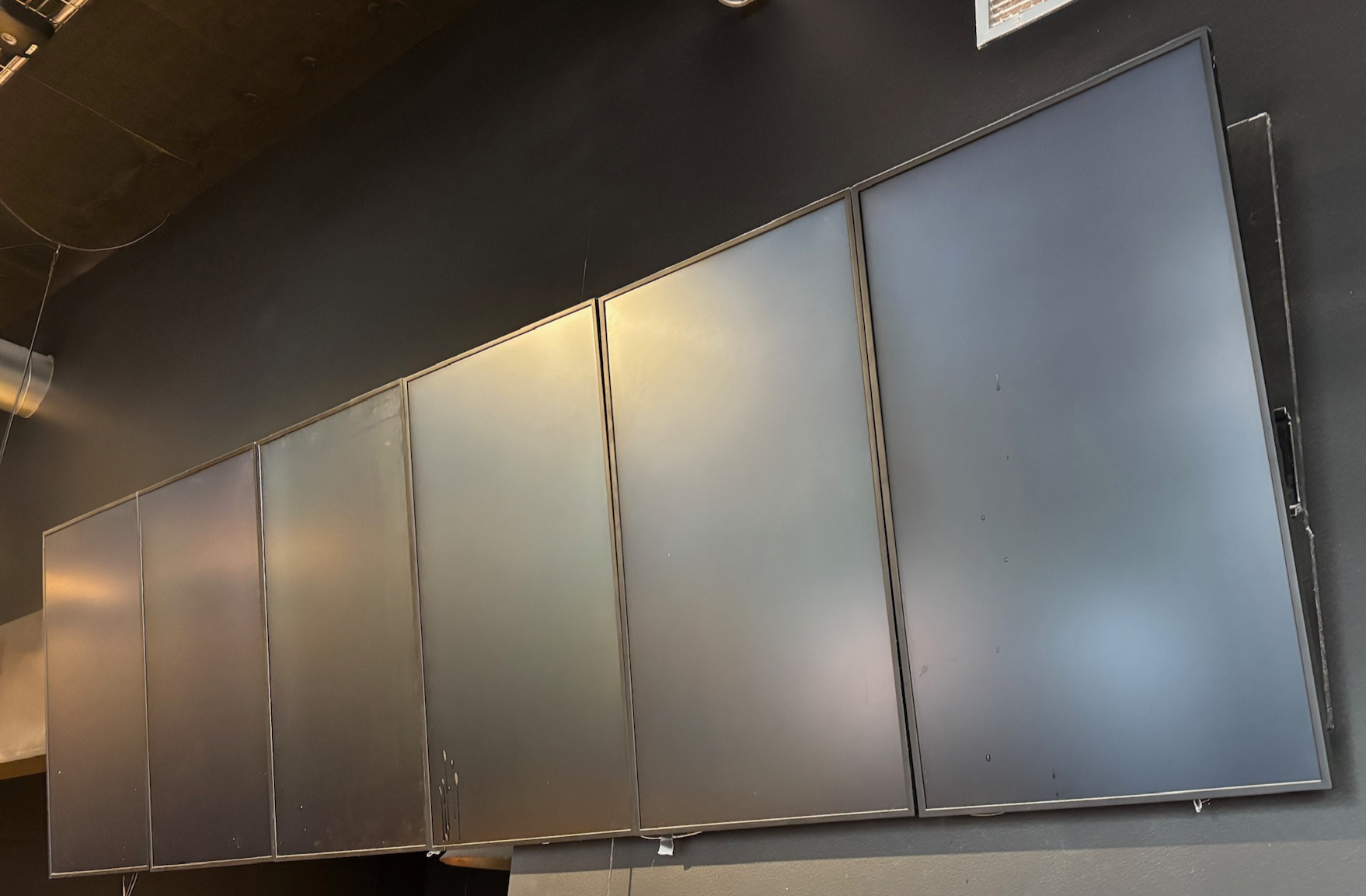 SELT / SOLD Samsung upplýsingaskjár, 43'' 4K, 24/7 veggfestin, BrightSign XD234 3