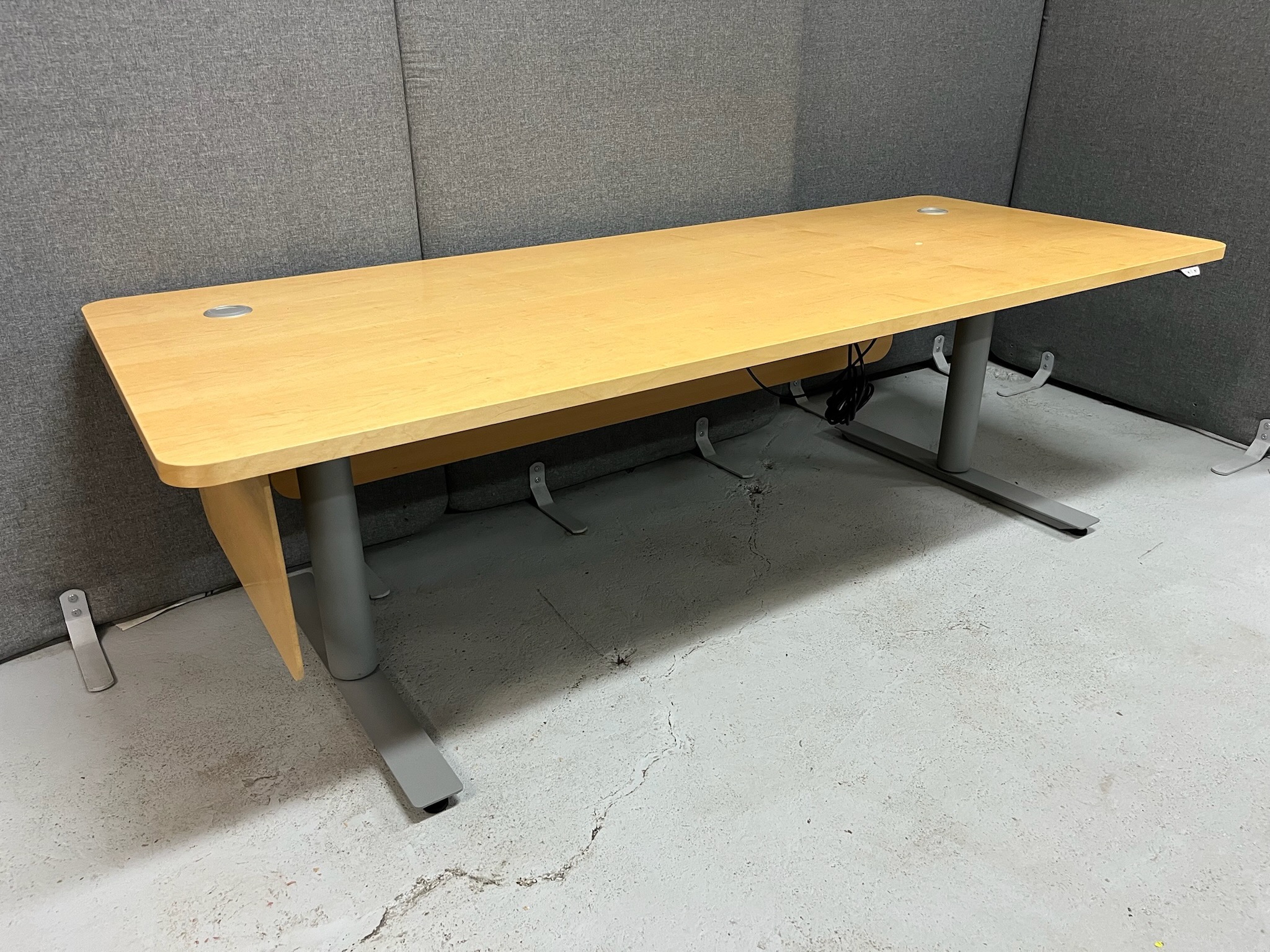 SELT / SOLD Rafmagnsskrifborð frá Á. Guðmundsson, L200 x B80 sm.