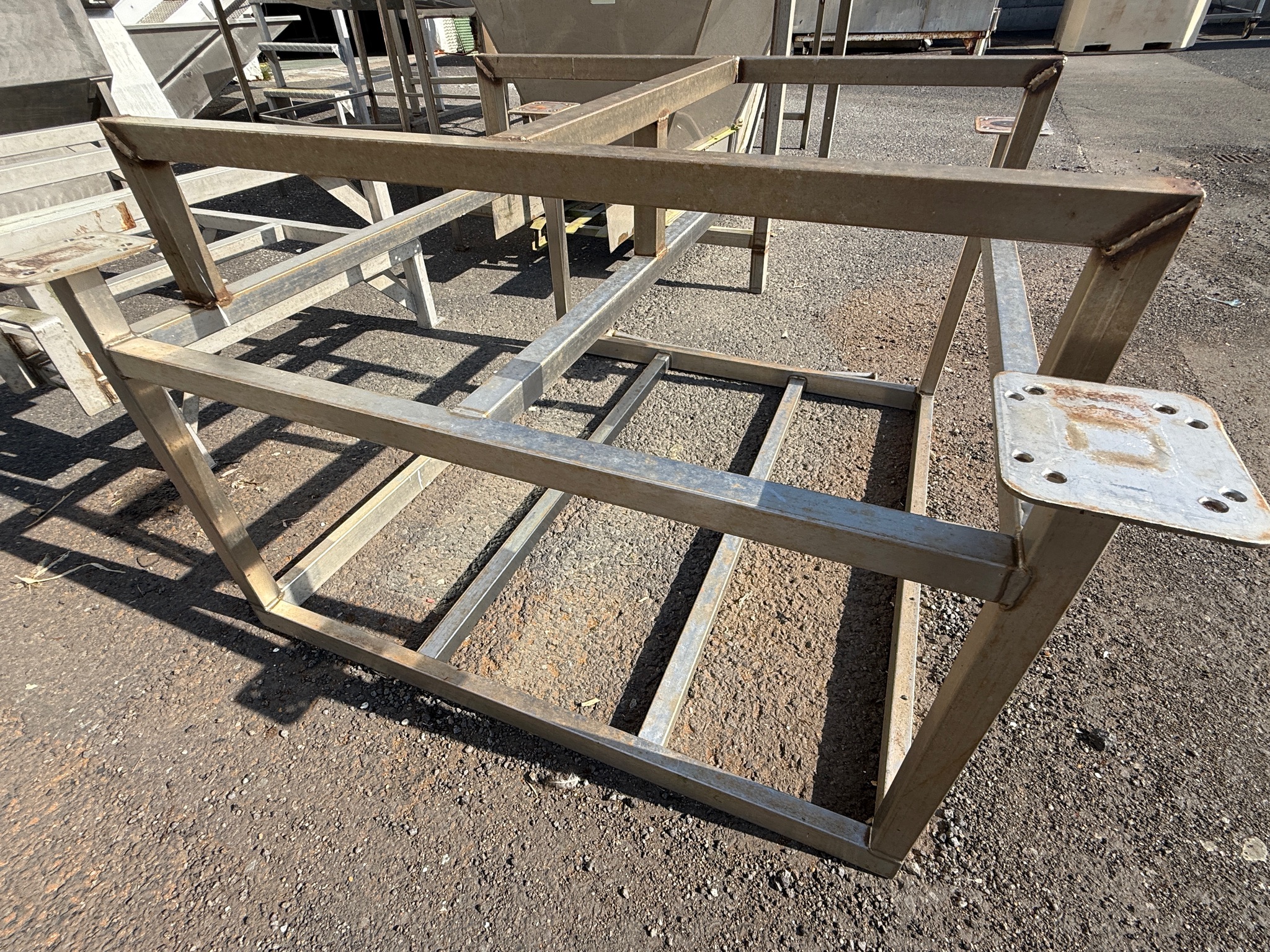 SELT / SOLD Grind ryðfrí L120 x B95 x H30 sm 2