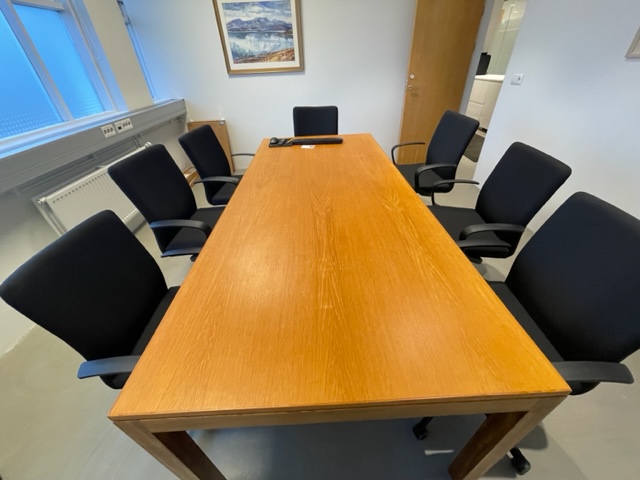 SELT / SOLD - Fallegt fundarborð - auðvelt að flytja 8 til 10 manna