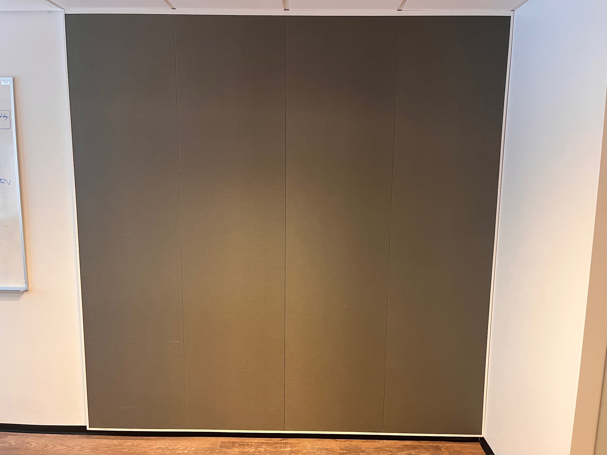 SELT / SOLD - Veggjaklæðning hljóðeinangrandi, H246 x B240 sm.
