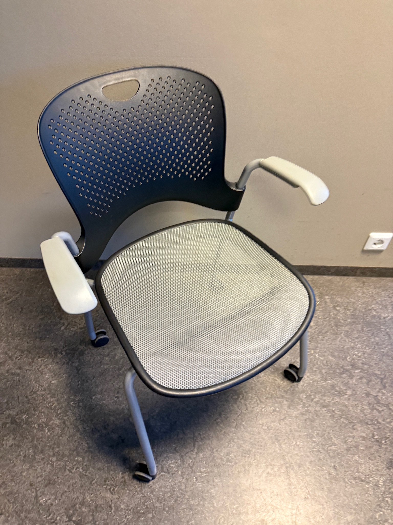 SELT / SOLD Herman Miller fundarstóll á hjólum, staflanlegur 4