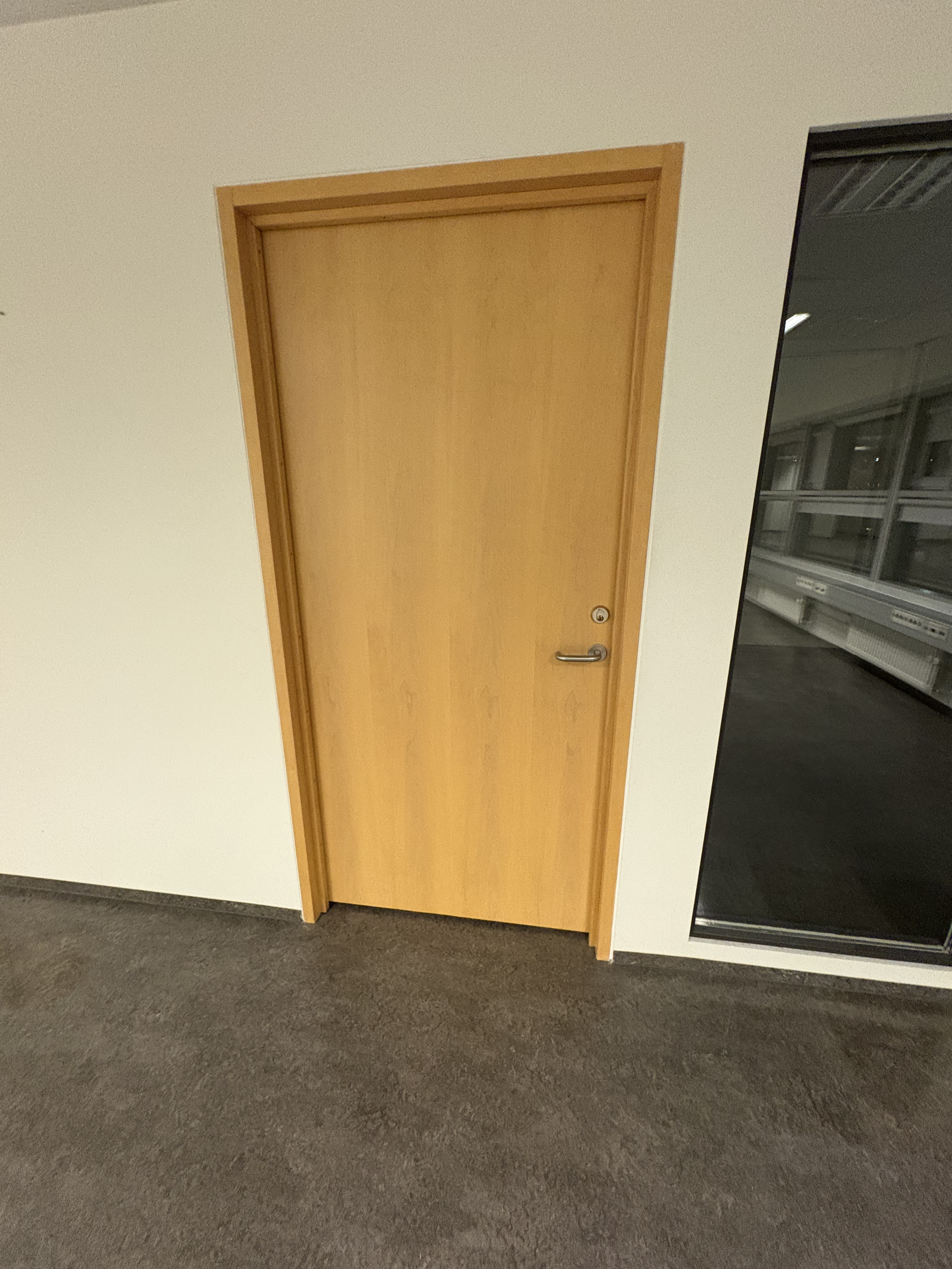SELT / SOLD Viðarhurð / hljóðvistarhurð í ramma með læsingu - pnr. 200.