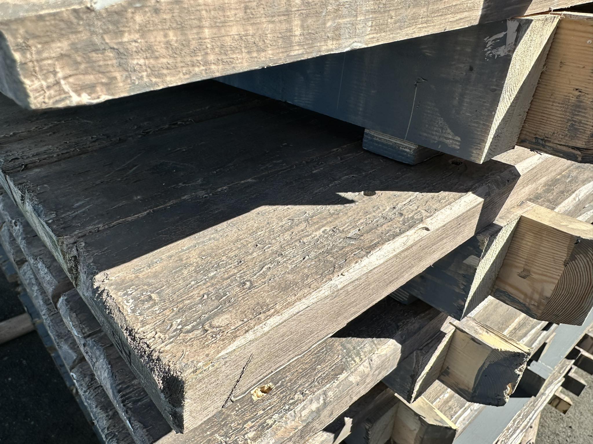 SELT / SOLD Viðargólf massívt úr sýningu 6