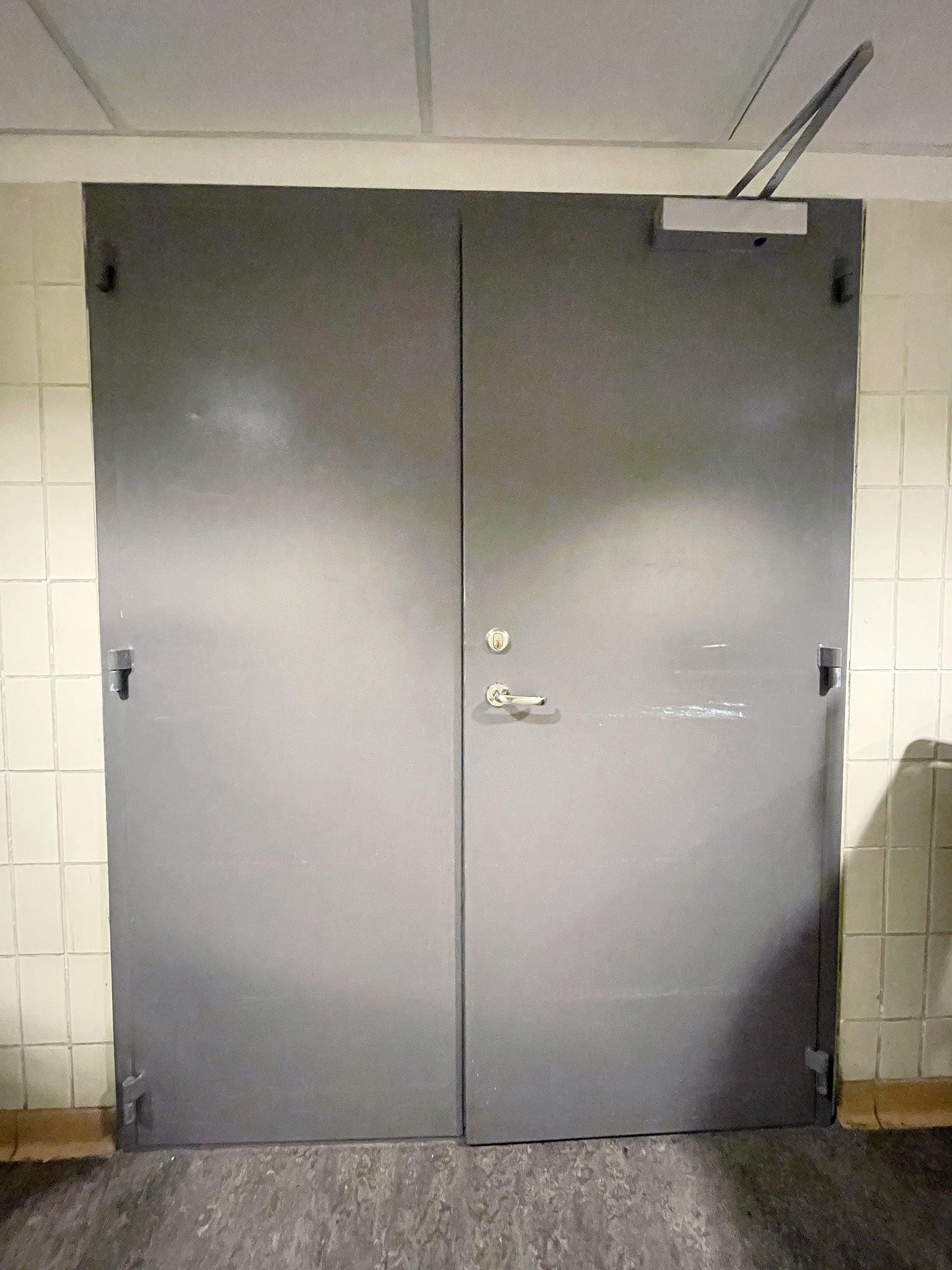 SELT / SOLD Eldvarnarhurð tvöföld í ramma með pumpu, H204,5 x B158,5 x Þ28