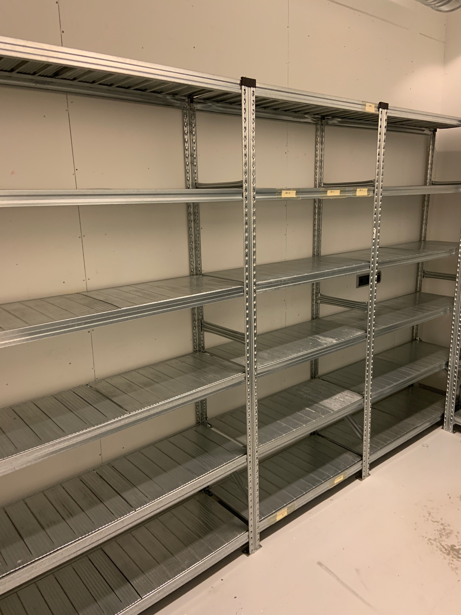 SELT / SOLD Ísold Hillurekkar Super 1/2/3 frá Ísold á hálfvirði 9
