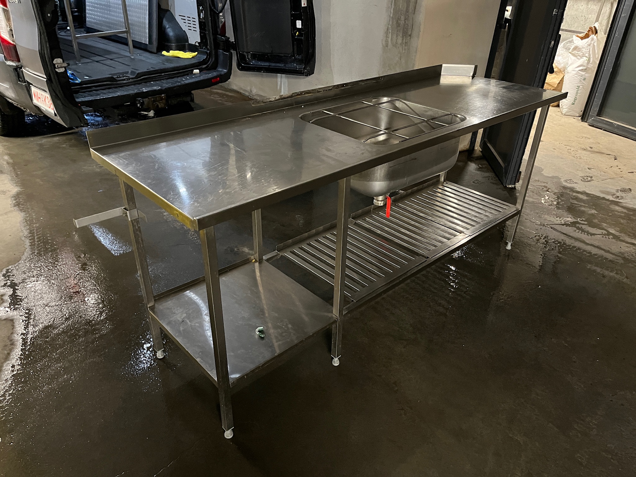 SELT / SOLD Stálborð m.vask frá Fastus, B220 x D70 x H92 sm. 3