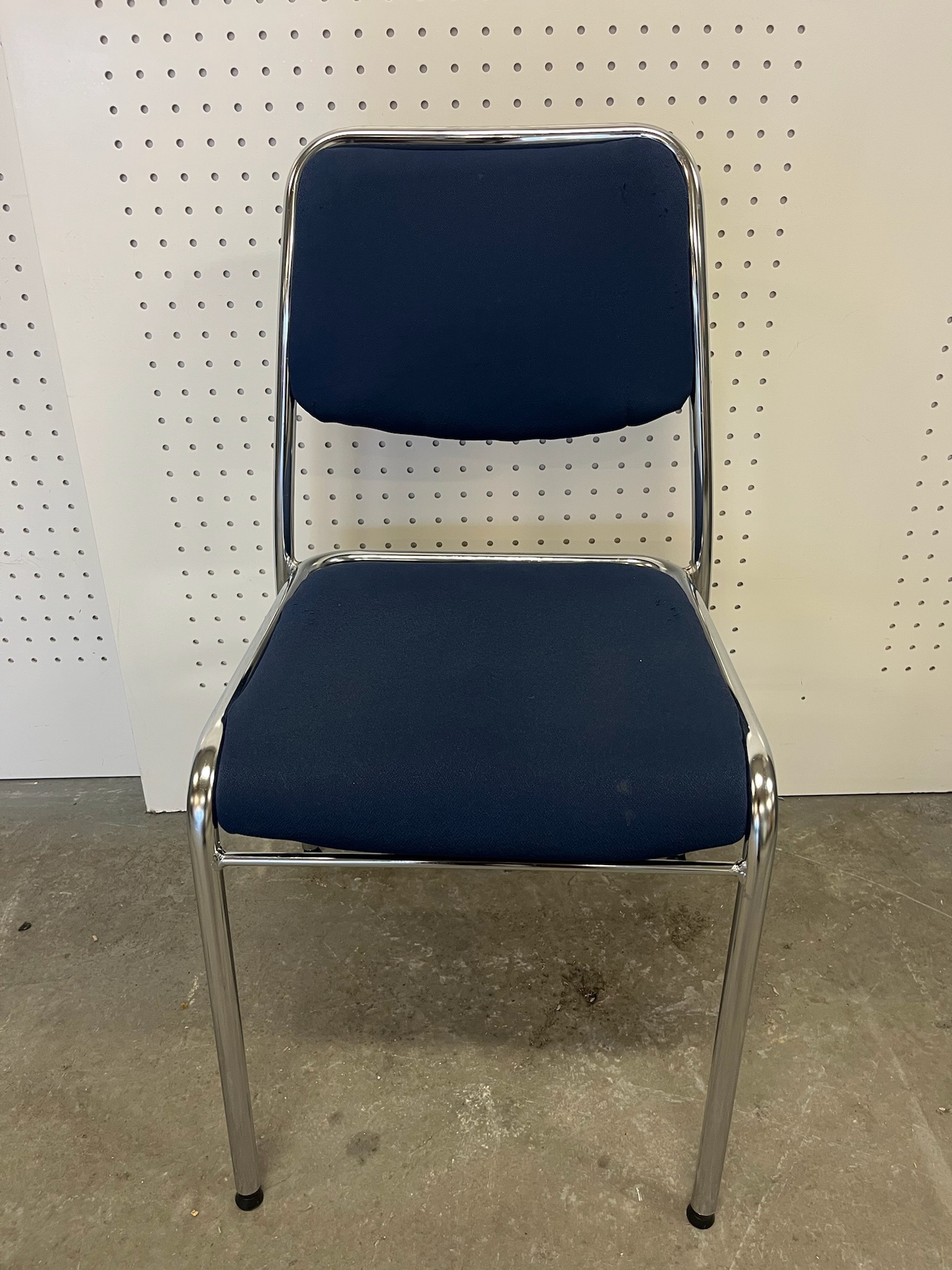 SELT / SOLD Sterkbyggðir stólar, staflanlegir (10 stk.) 2