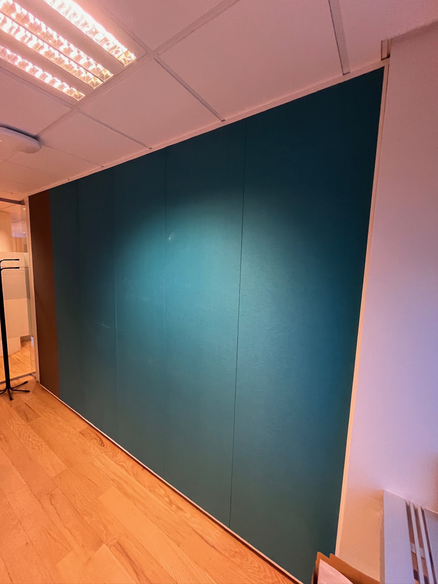 SELT / SOLD - Veggjaklæðning hljóðeinangrandi grár/blár H246 x B360 sm.