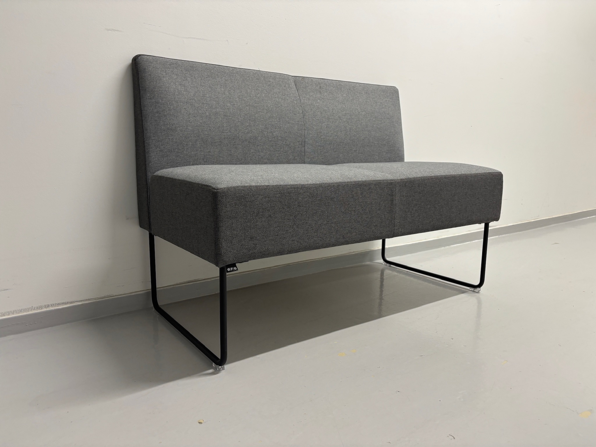 SELT / SOLD EFG sófi 2ja sæta frá A4, B120xD58xH46 sm.