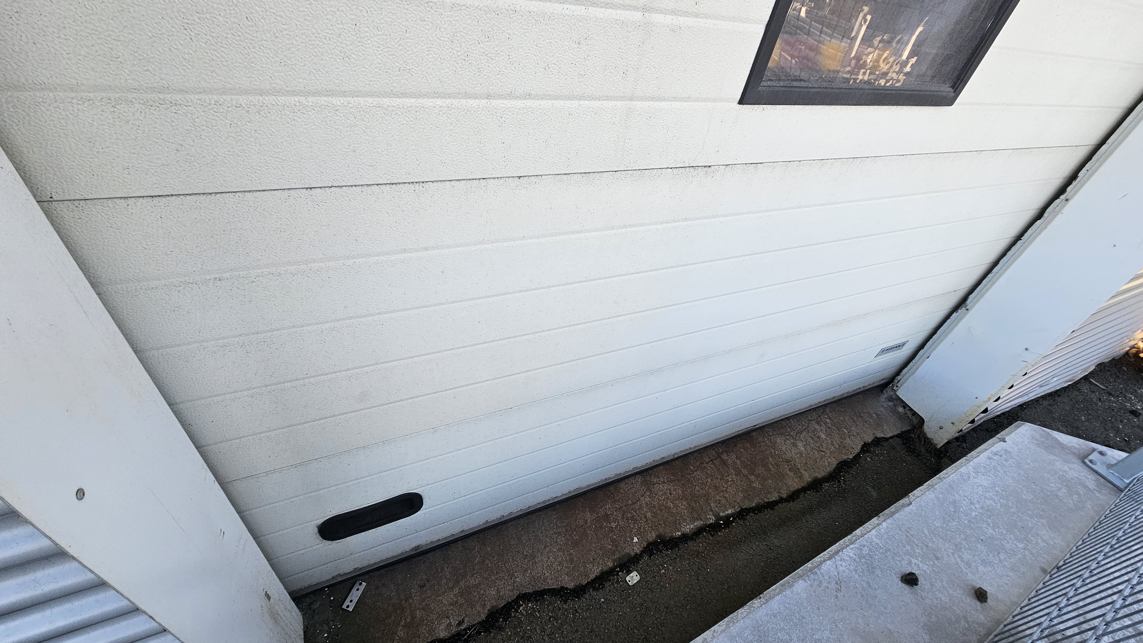 SELT / SOLD - Héðins iðnaðarhurð með glugga - 300x242 sm 2