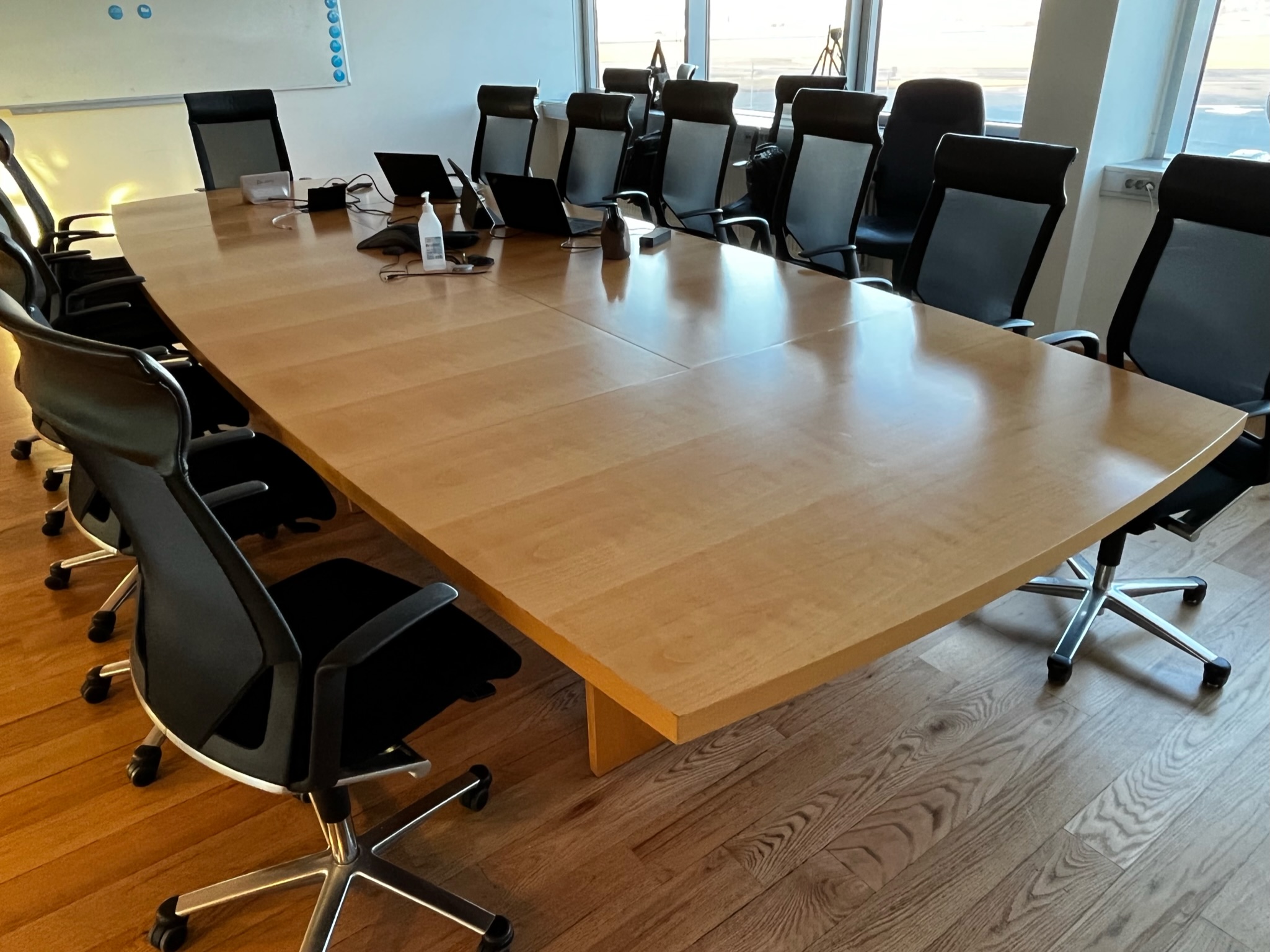 Fundarborð 12 til 14 manna 320 sm. m.Crestron búnaði 7