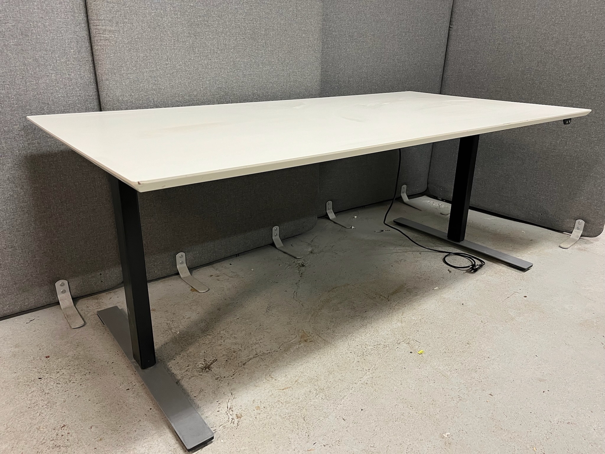 SELT / SOLD Dencon rafmagnsborð frá Pennanum, L180 x B90 sm. 2