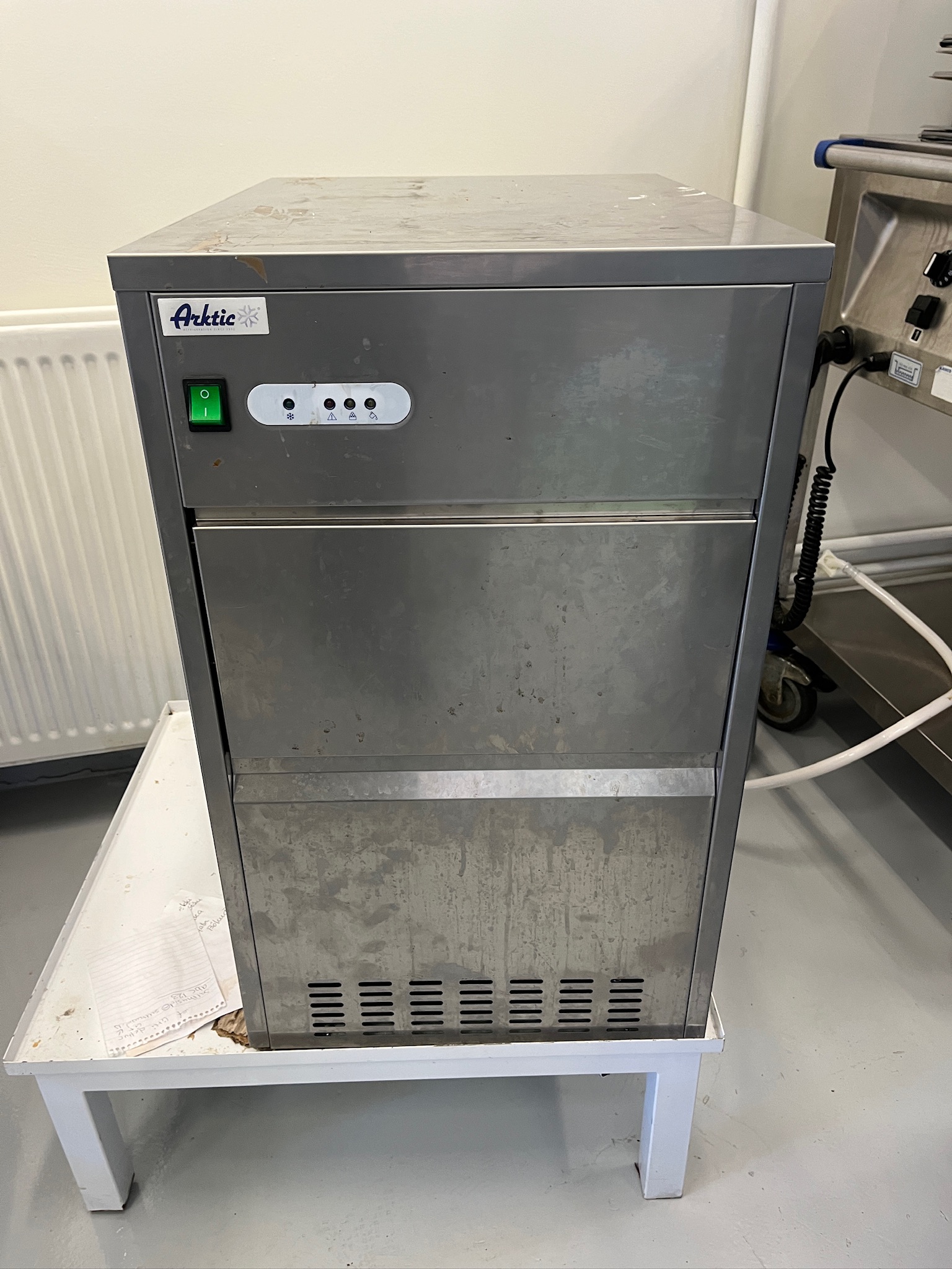 SELT / SOLD Arctic klakavél, 26kg/24hr H65 x B40 x D55 sm. 2