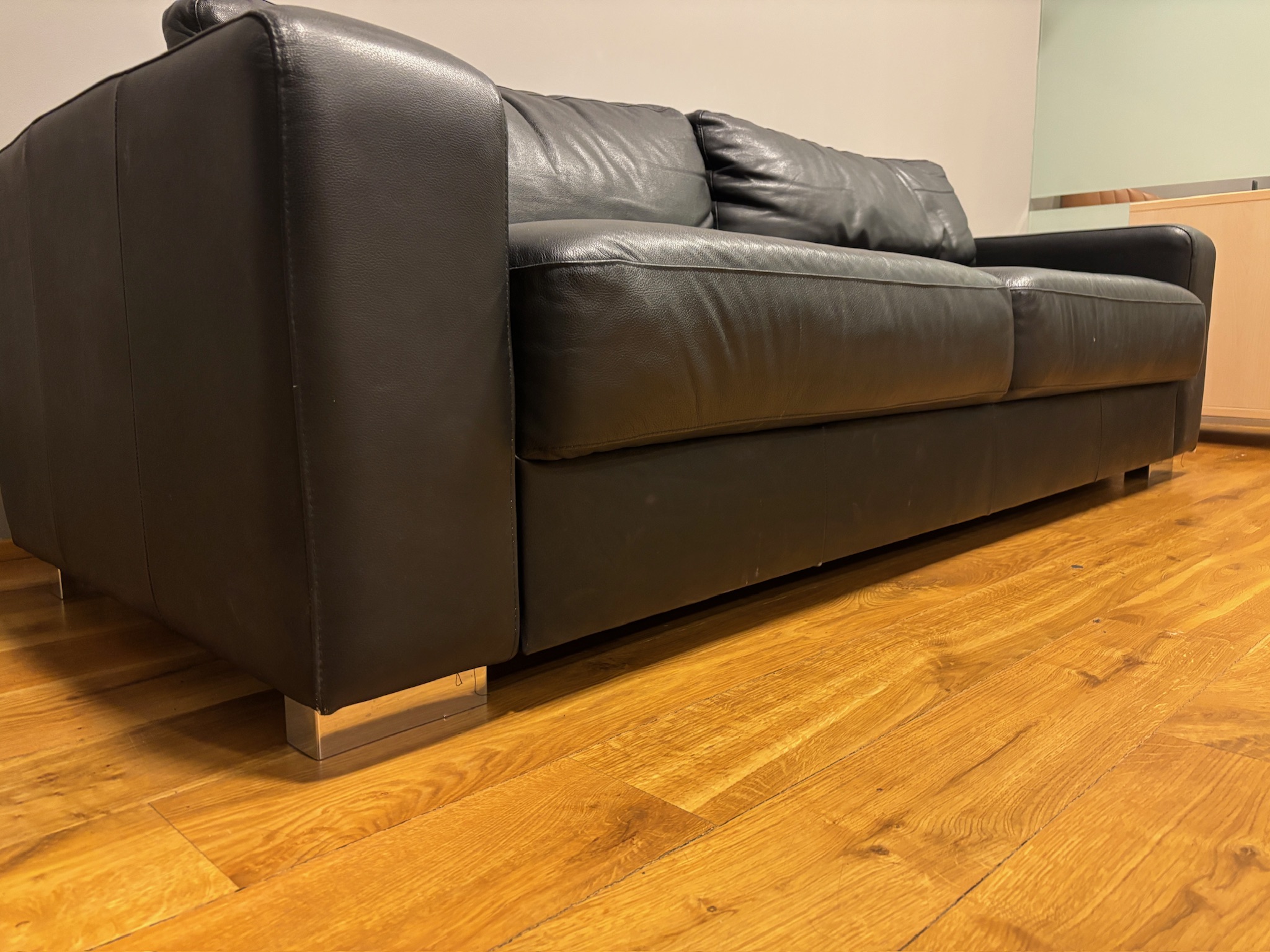 SELT / SOLD Leðursófi, 2ja manna B250xD80 sm. 4