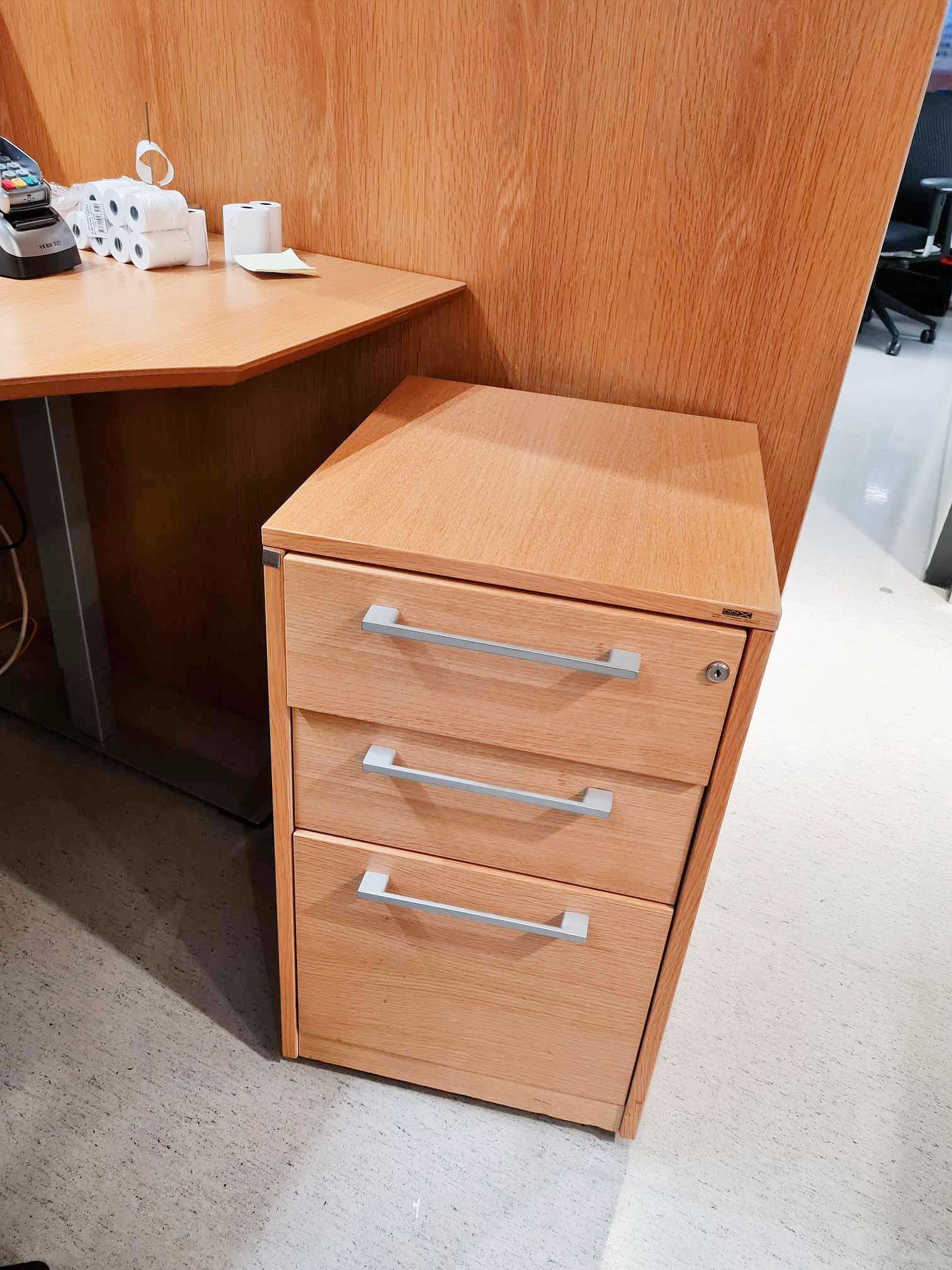 SELT / SOLD Móttökuborð - 2 starfsstöðvar/rafborð - sérsmíði - L377 sm. 6