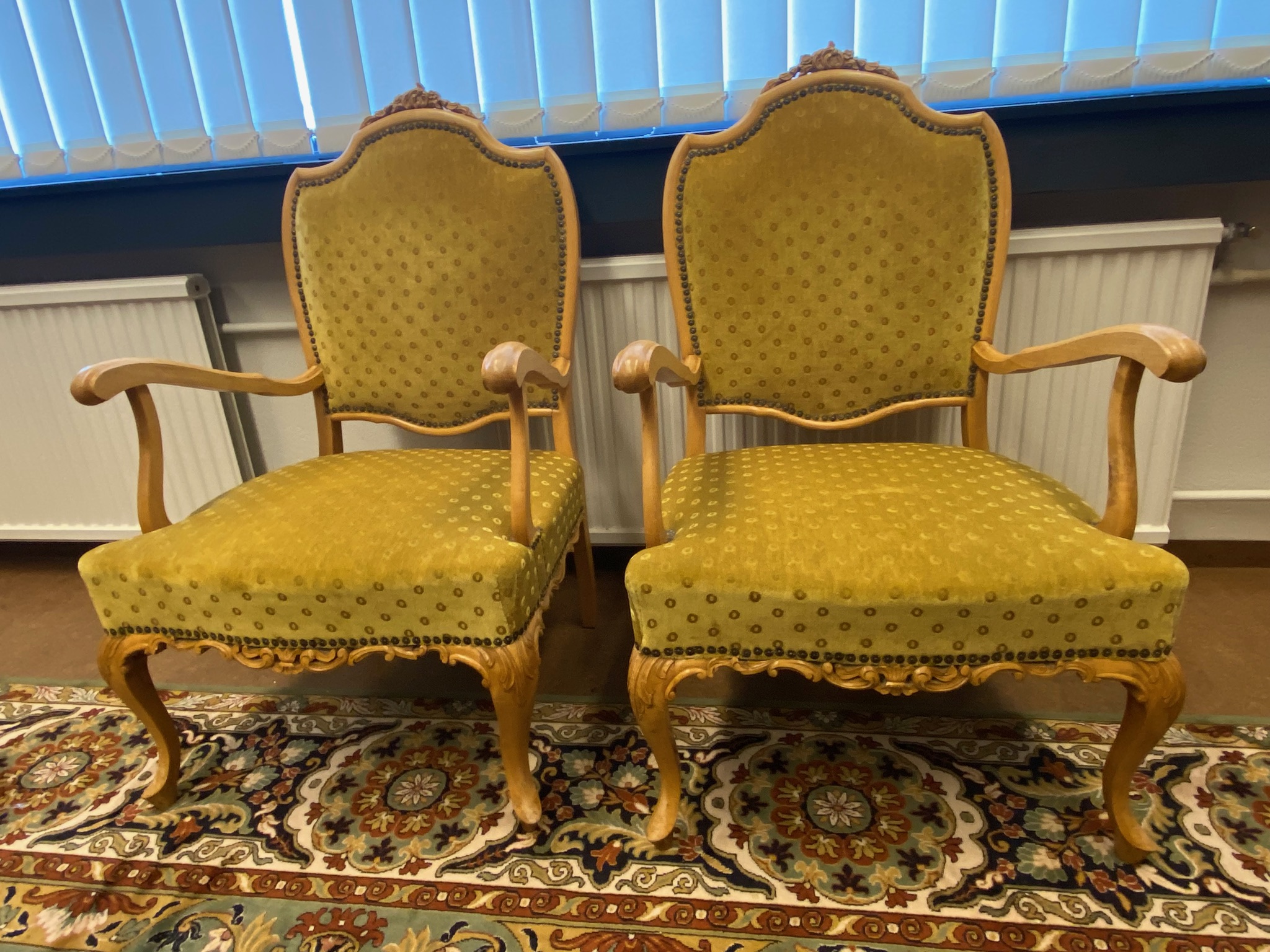 SELT / SOLD Antík stólar - handútskornir